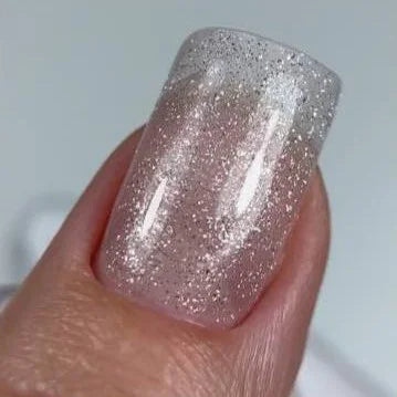 NAILSOFTHENIGHT Sparkle Builder Gel 02 – beiges reflektierendes Aufbaugel, 15ml