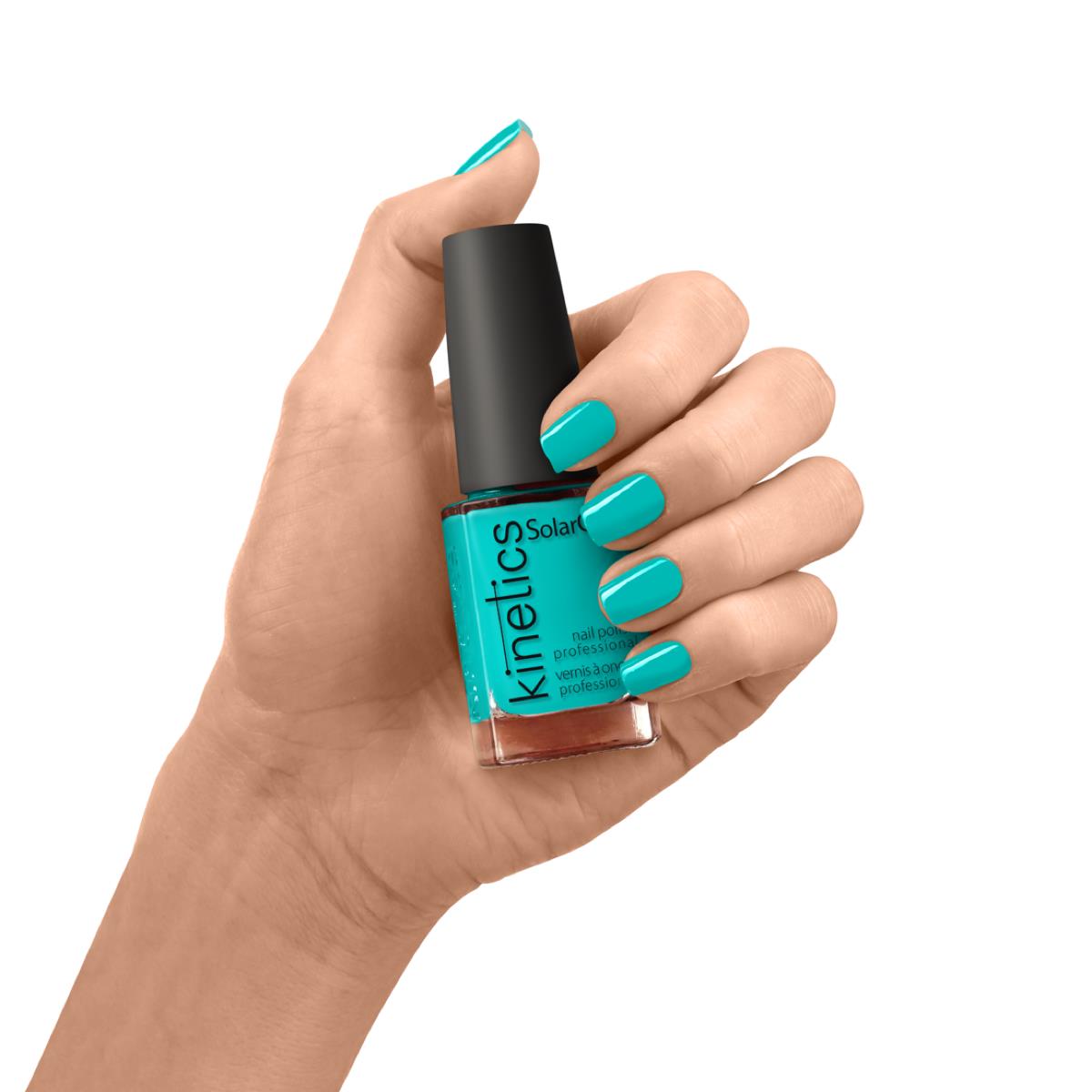 Kinetics Nail Polish SolarGel #365 SHARK IN THE POOL 15 ml – klassischer Nagellack in Türkis-Blau
