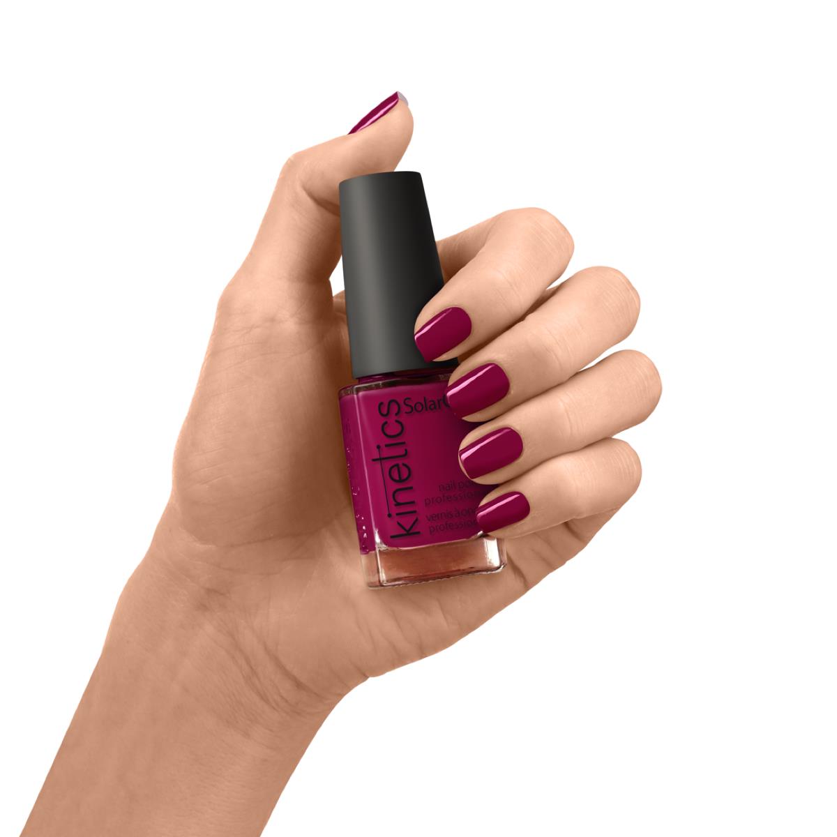 Kinetics Nail Polish SolarGel #384 COLD DAYS, WARM HEART 15 ml – klassischer Nagellack in Rubin-Bordeaux