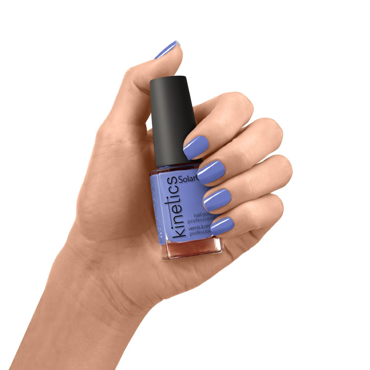 Kinetics Nail Polish SolarGel #385 LOVE IN THE SNOW 15 ml – klassischer Nagellack in Flieder-Lavendel