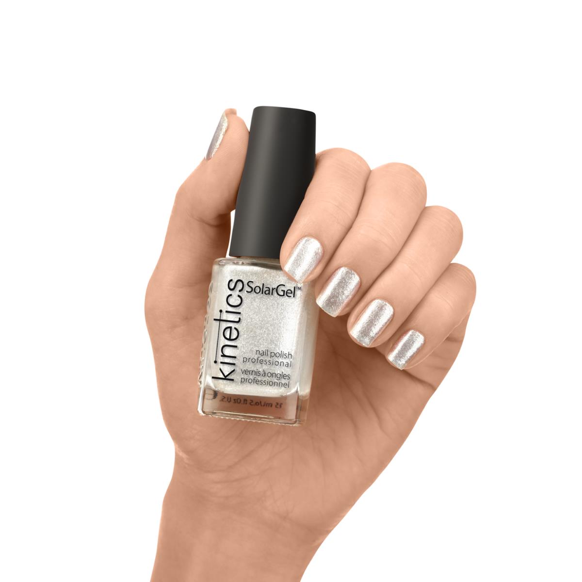 Kinetics Nail Polish SolarGel #413 GLITTER FOR BREAKFAST 15 мл – классический лак для ногтей с серебристо-белыми блёстками