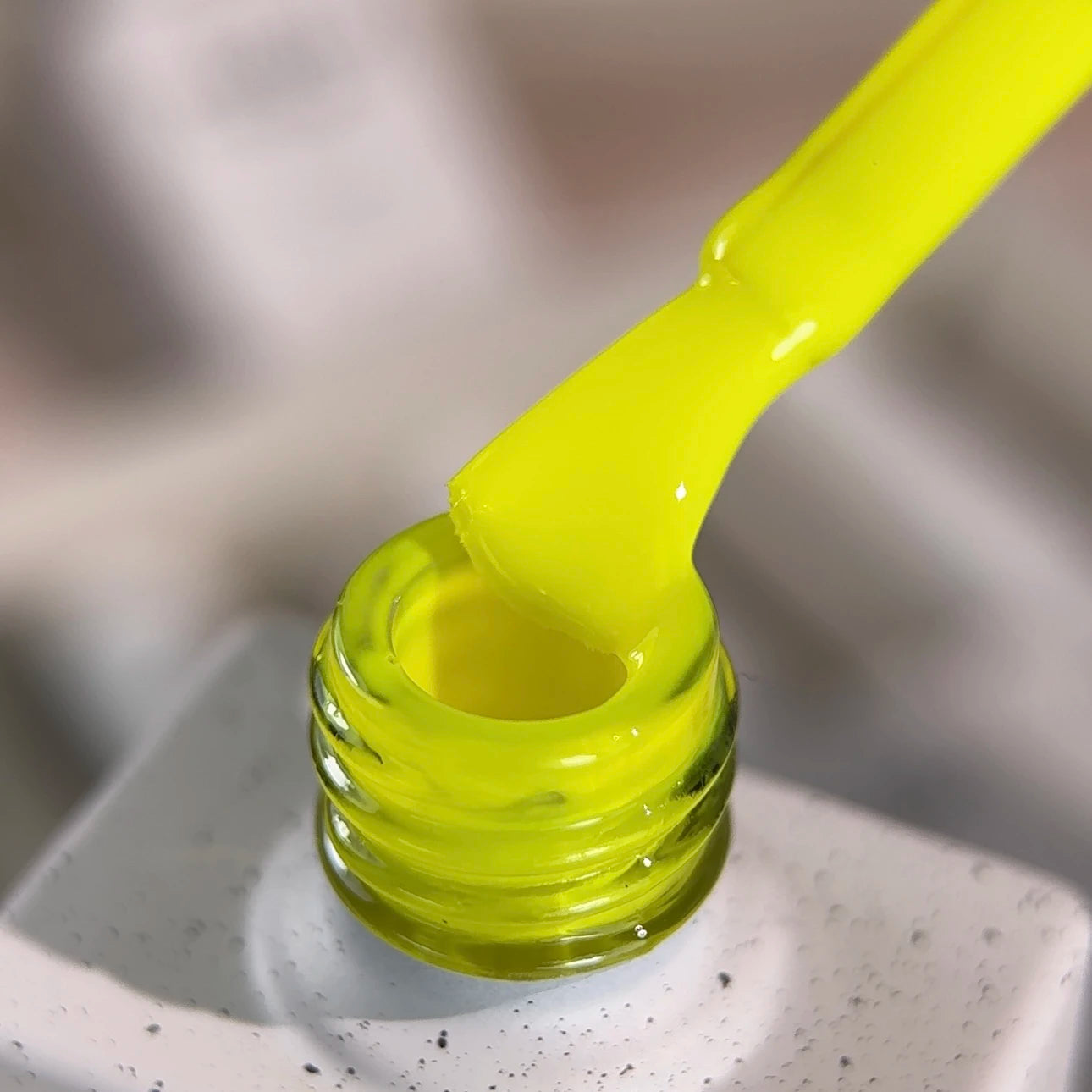 NAILSOFTHEDAY Gel Polish Banana‑228 – UV-GEL-LACK in knalligem Neon-Gelb, deckend in 1 Schicht, Profi-Qualität, LED/UV, 10 ml