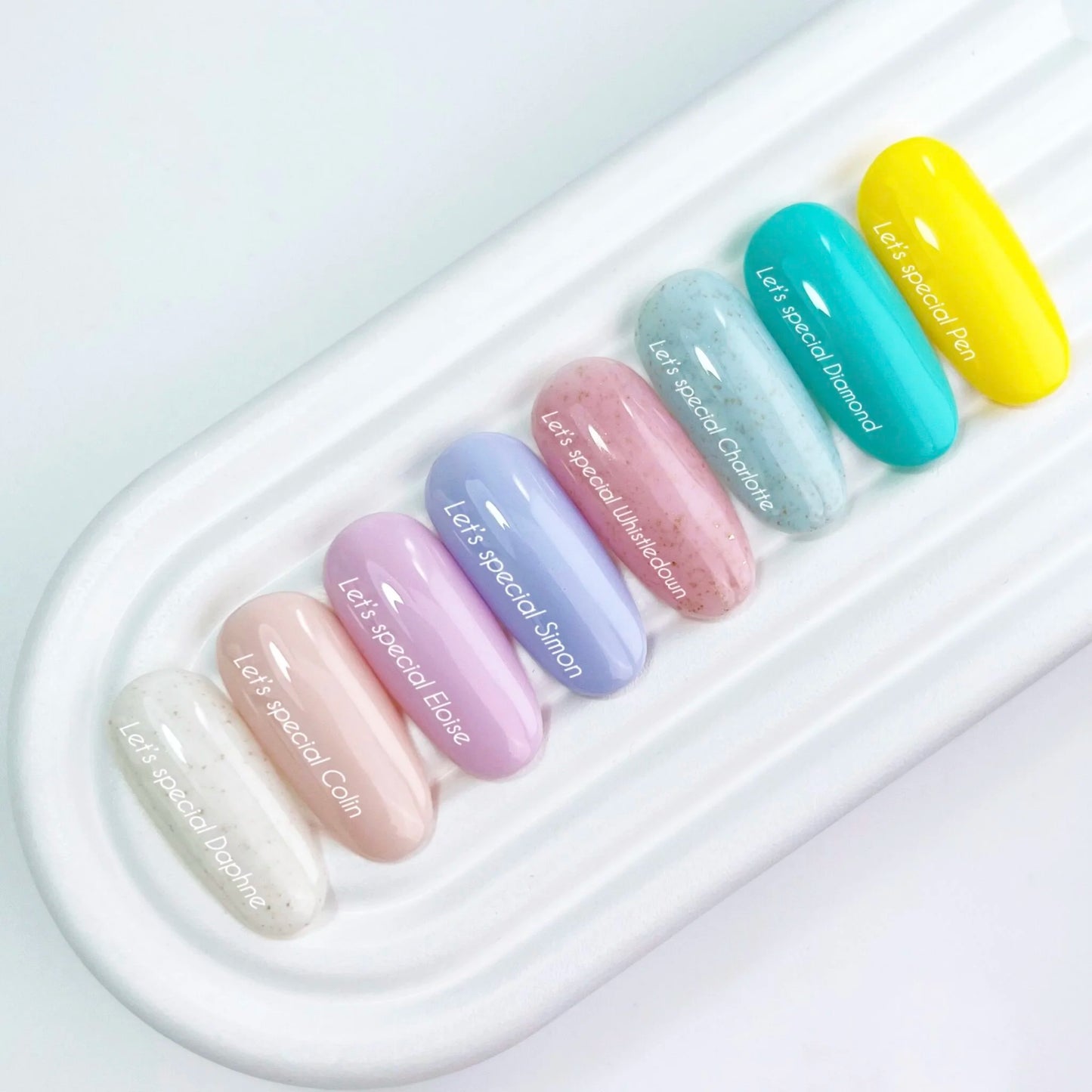 NAILSOFTHEDAY Let’s Special Daphne — milchig mit Goldfolie Gel-Nagellack, 10ml