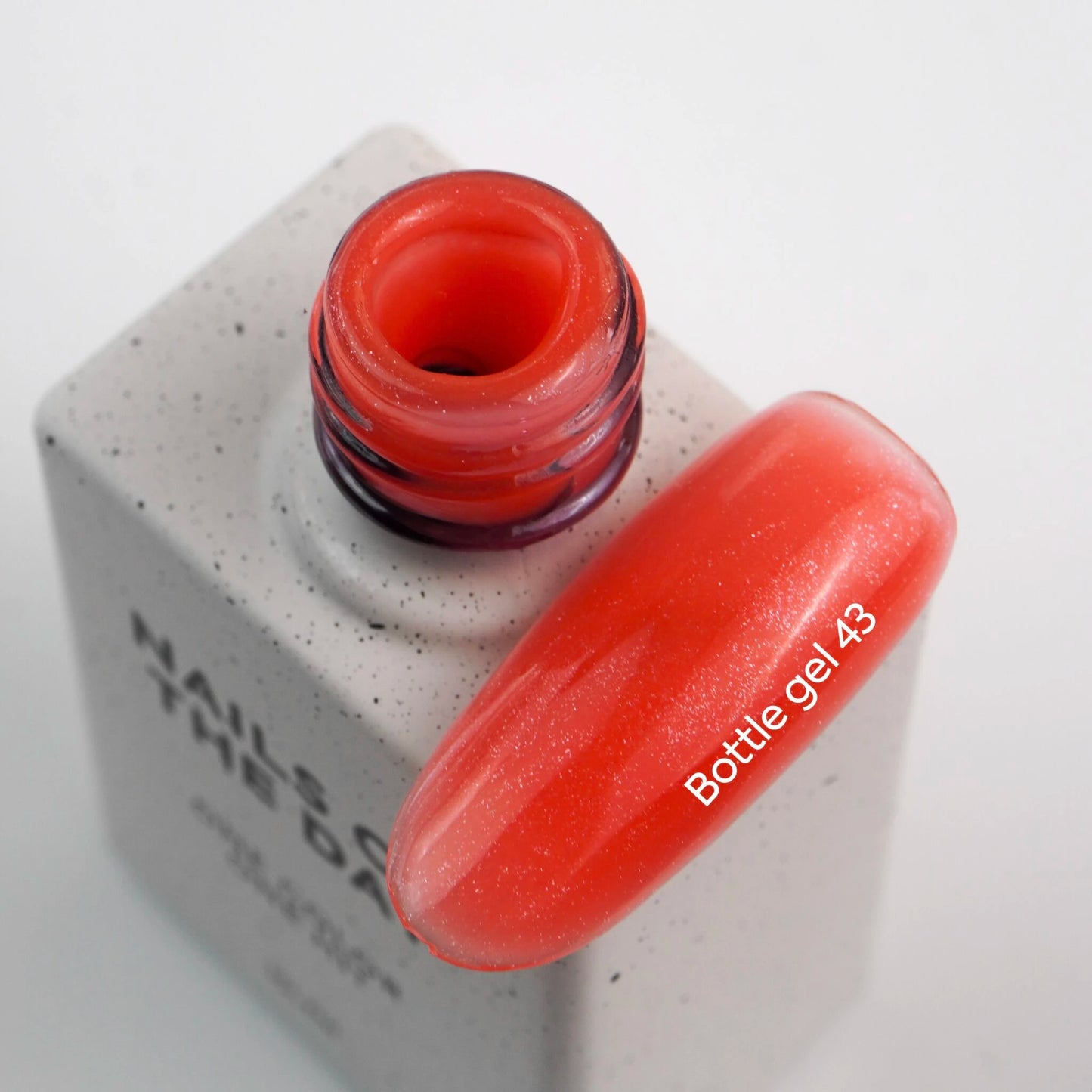 NAILSOFTHEDAY Bottle gel 43 – ultrastarker selbstnivellierender roter Gel mit Schimmer für Nagelverstärkung, 10 ml