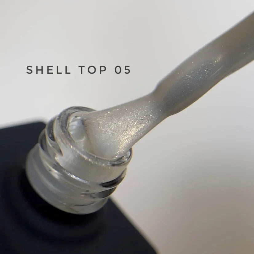 NAILSOFTHENIGHT Shell Top 05 – Perlmutt-Top mit goldenem Einreibe-Effekt ohne Schwitzschicht, 10ml