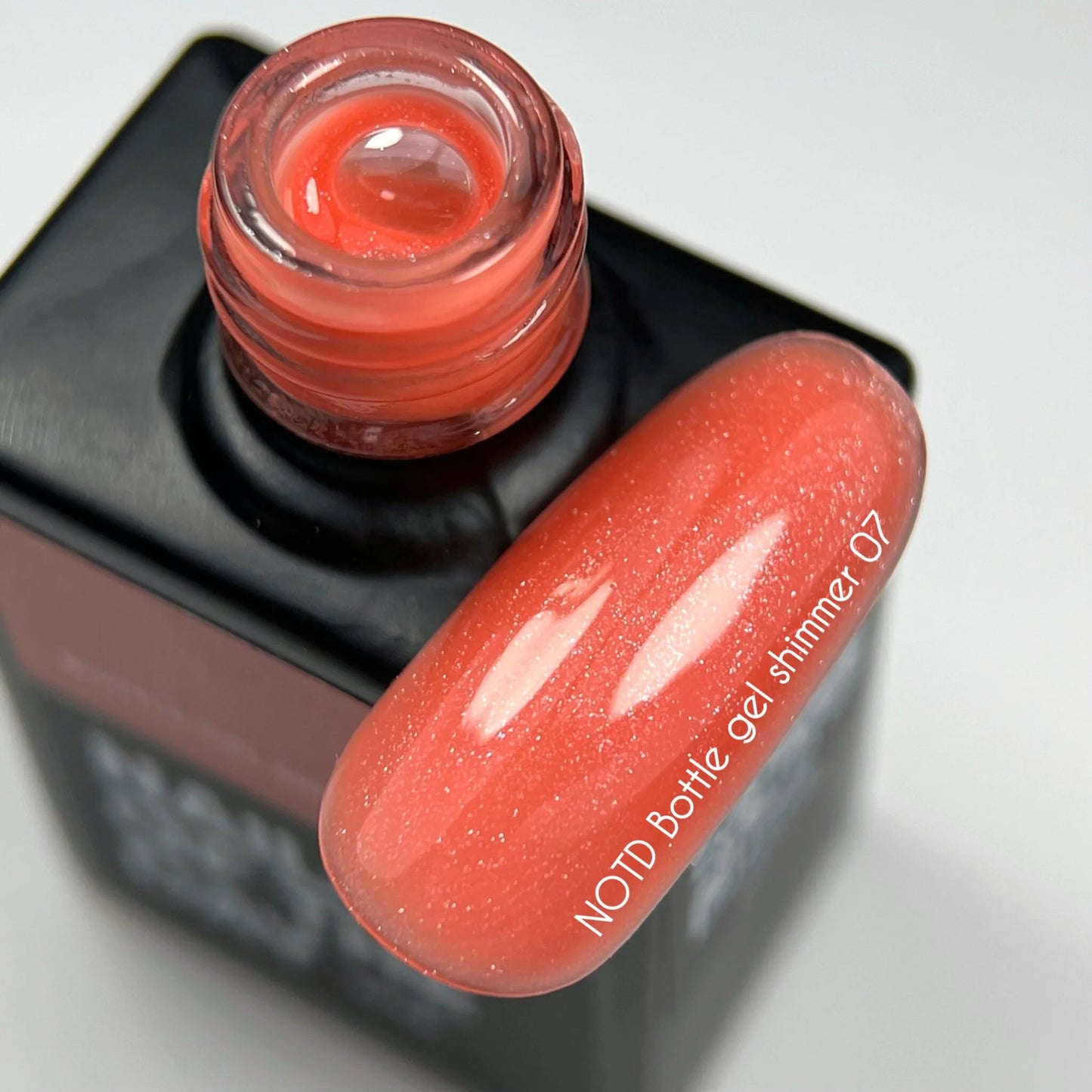 NAILSOFTHEDAY Bottle gel shimmer 07 – ultrastarker korallfarbener Gel mit silbernem Schimmer für Nagelverstärkung, 10 ml
