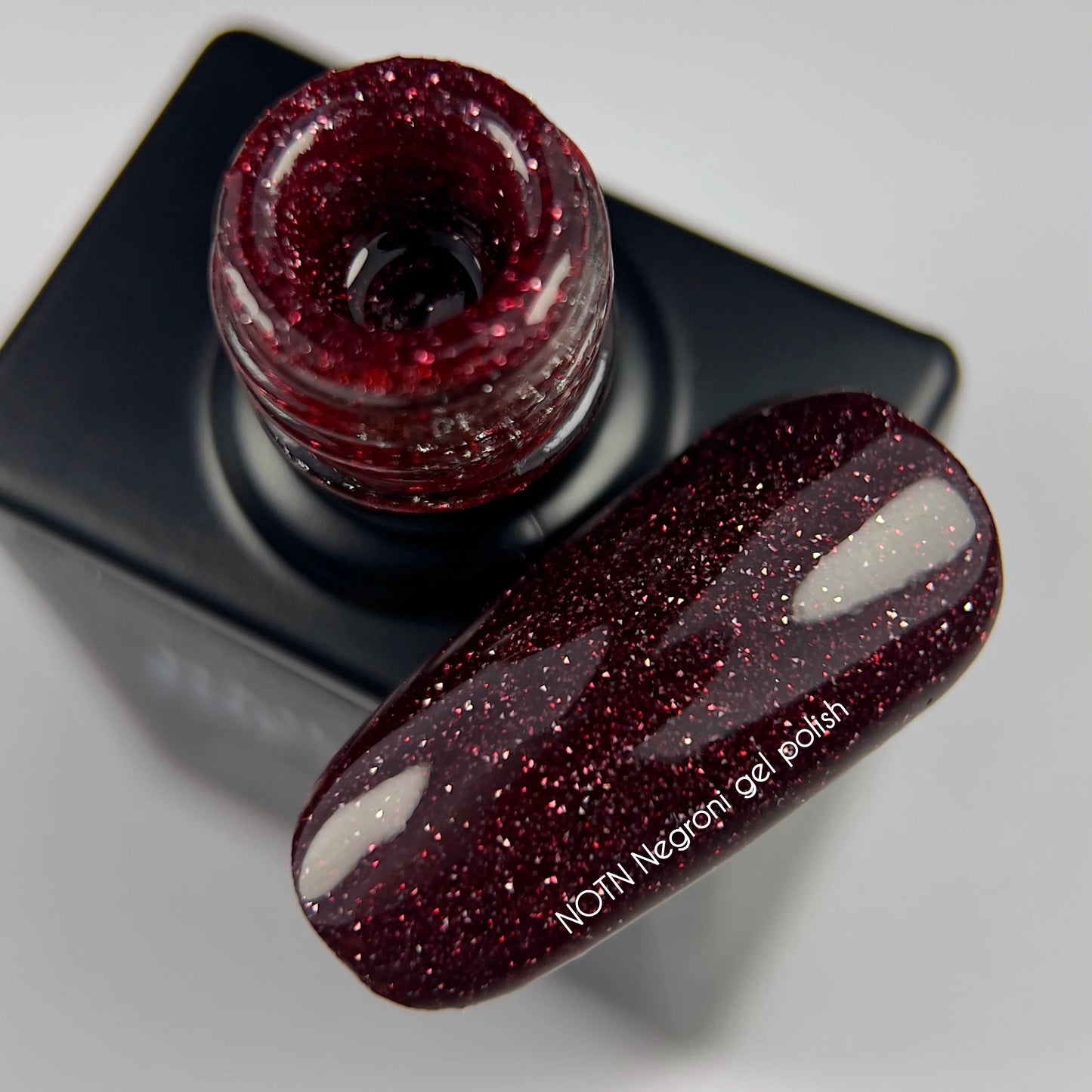 NAILSOFTHENIGHT Negroni gel polish - reflektierender Gellack in dunklem Burgunderrot, 10ml