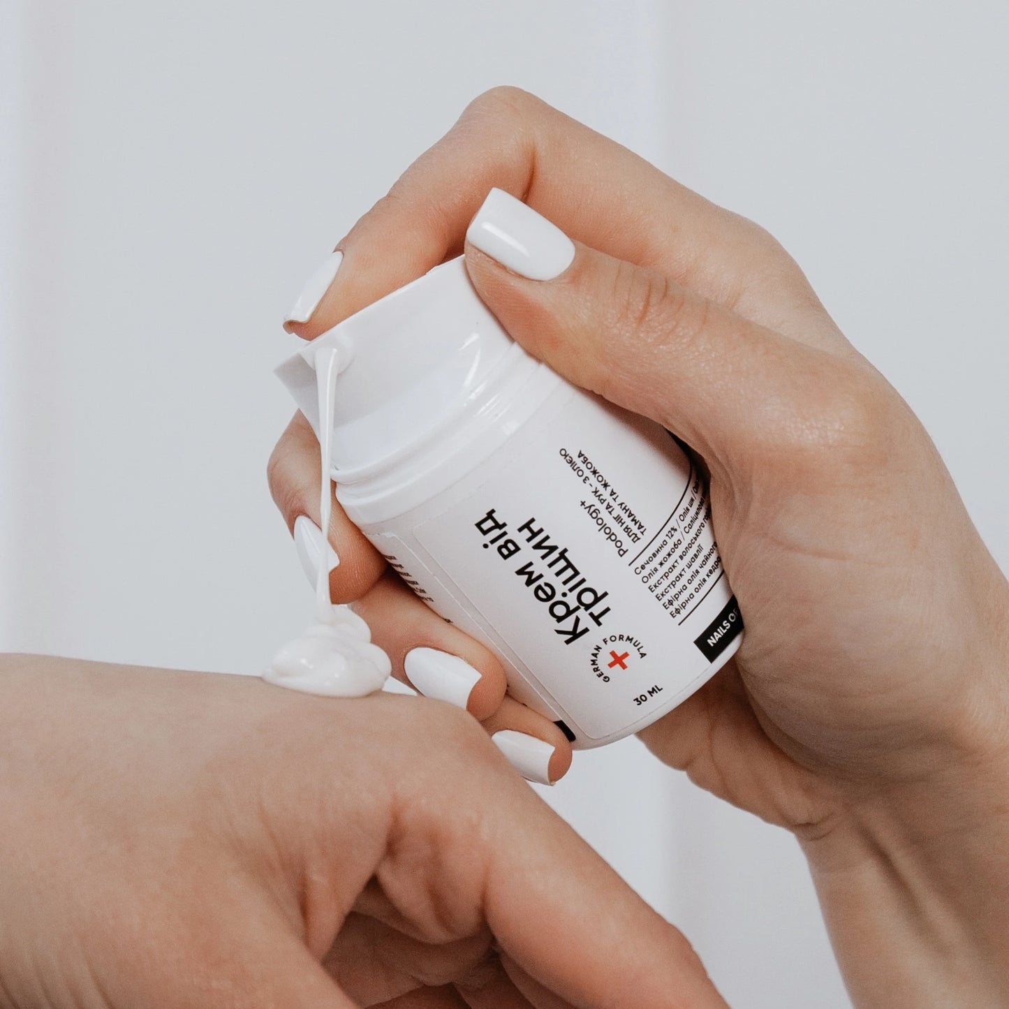 Nailsoftheday Podology+ Risscreme für Hände und Füße, 30 ml – Feuchtigkeit und Regeneration mit 12% Urea