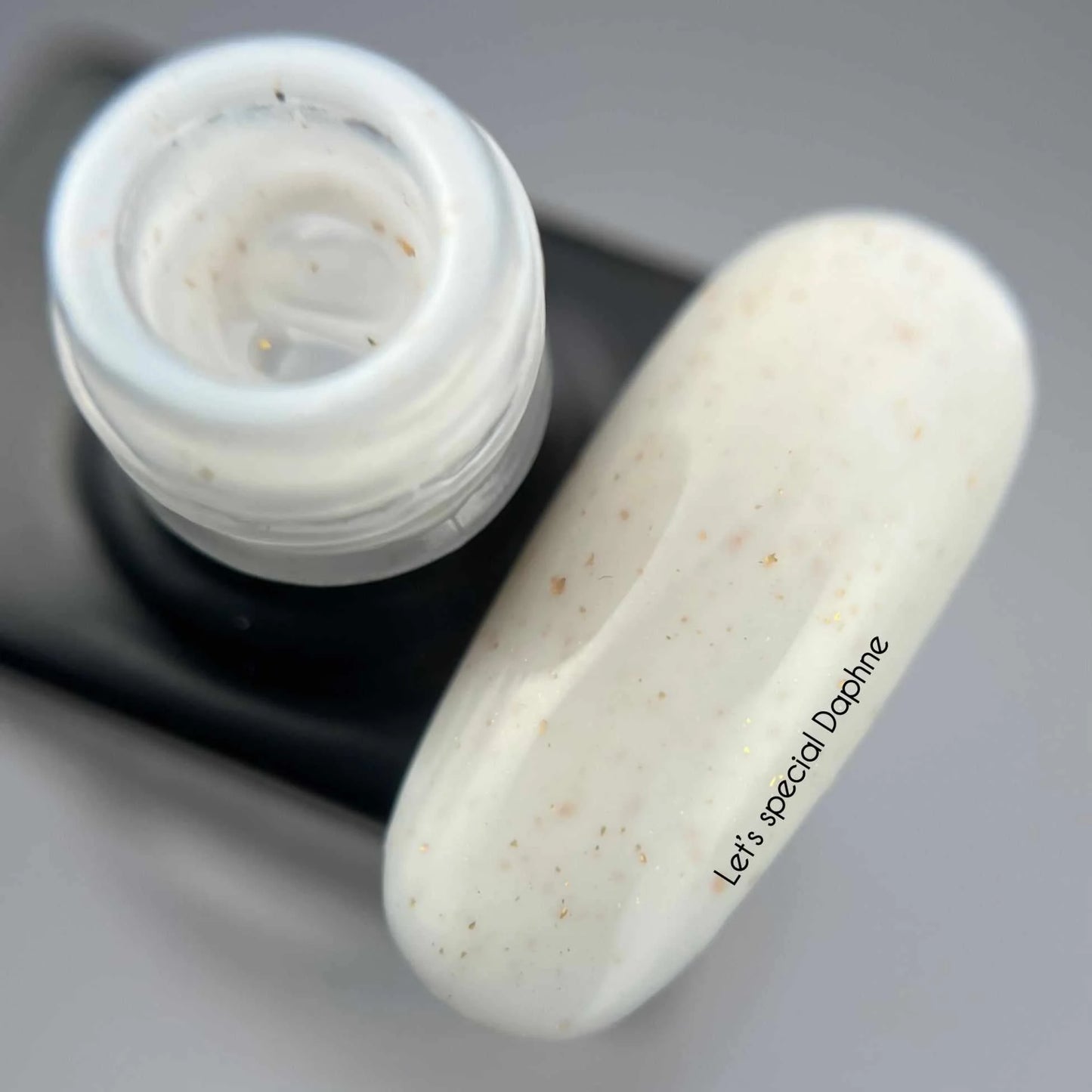 NAILSOFTHEDAY Let’s Special Daphne — milchig mit Goldfolie Gel-Nagellack, 10ml