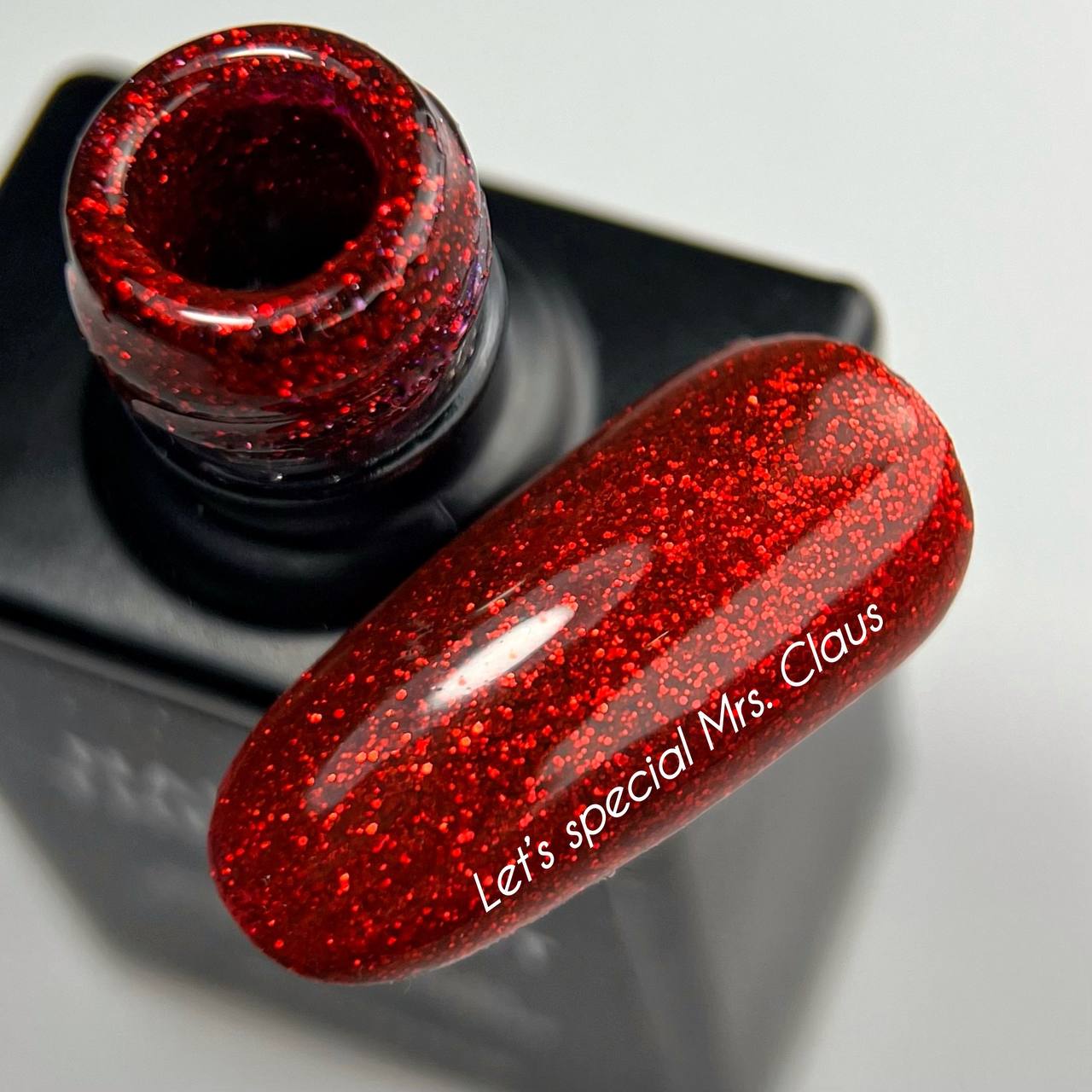NAILSOFTHEDAY Let’s Special Mrs. Claus — насыщенно-красный гель-лак с мелким шиммером для ногтей, 10мл