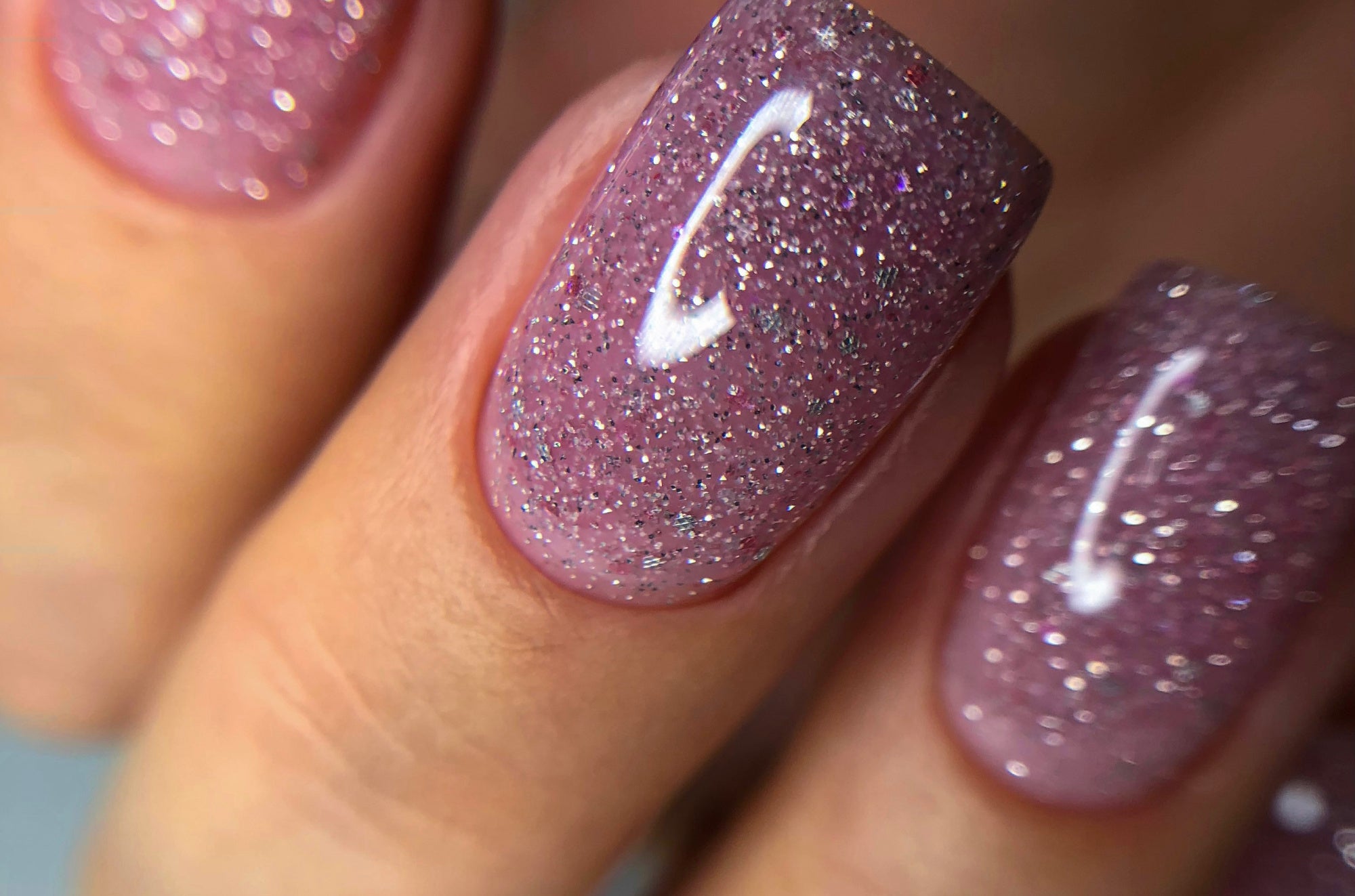 Reflektierender Gel-Lack: Der Leuchteffekt und die Einzigartigkeit des Nageldesigns