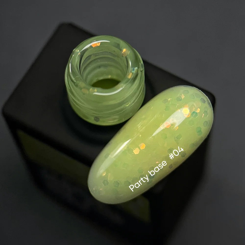 NAILSOFTHENIGHT Party Base 04 – Neon-Limettengrüne Basis mit holografischen Sechsecken. Perfekte Glättung, hohe Flexibilität, Inhalt 10ml