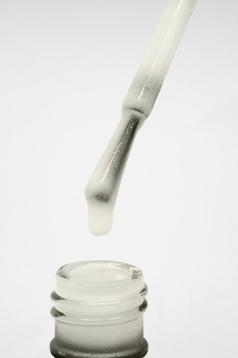 Kinetics SHIELD Gel Polish #672 MOONSTONE 15 ml – milchiges Silber UV Nagellack, HEMA-frei