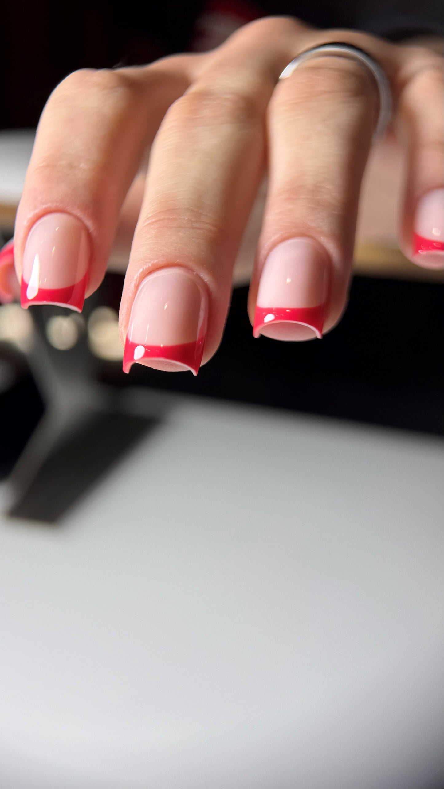 Gel Polish DA’23 Red flesh [chervona myakot], 8 ml – leuchtendes Himbeerrot, mittlere Konsistenz, glänzendes Finish, langanhaltende Deckkraft