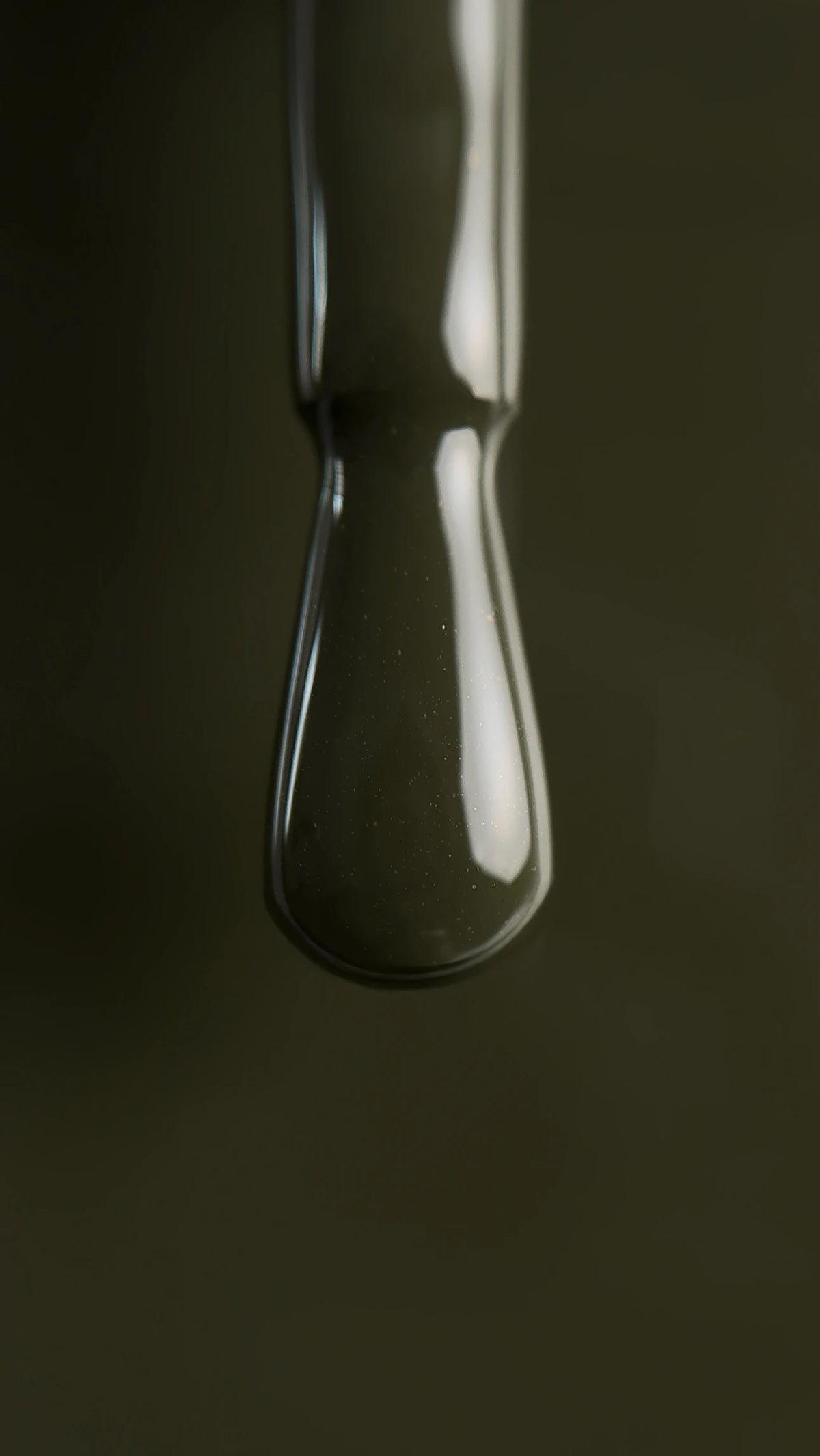 DA’23 Gel Polish №84 Tart Wormwood 8 ml – dunkler Olivgrün Gellack mit Khaki-Unterton, hochpigmentiert und selbstnivellierend