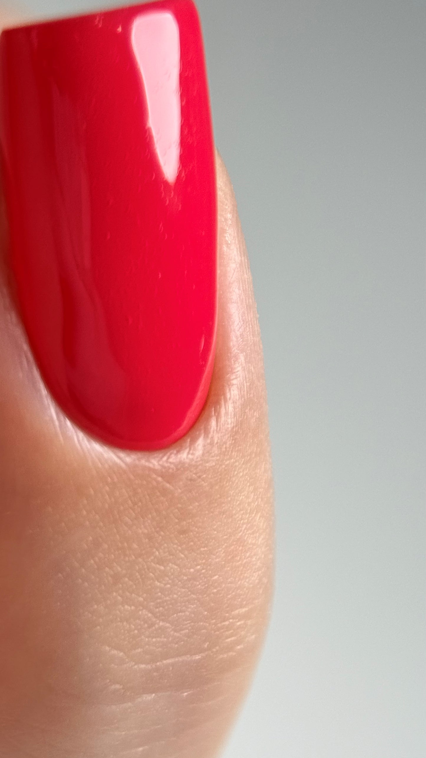 Gel Polish DA’23 Red flesh [chervona myakot], 8 ml – leuchtendes Himbeerrot, mittlere Konsistenz, glänzendes Finish, langanhaltende Deckkraft