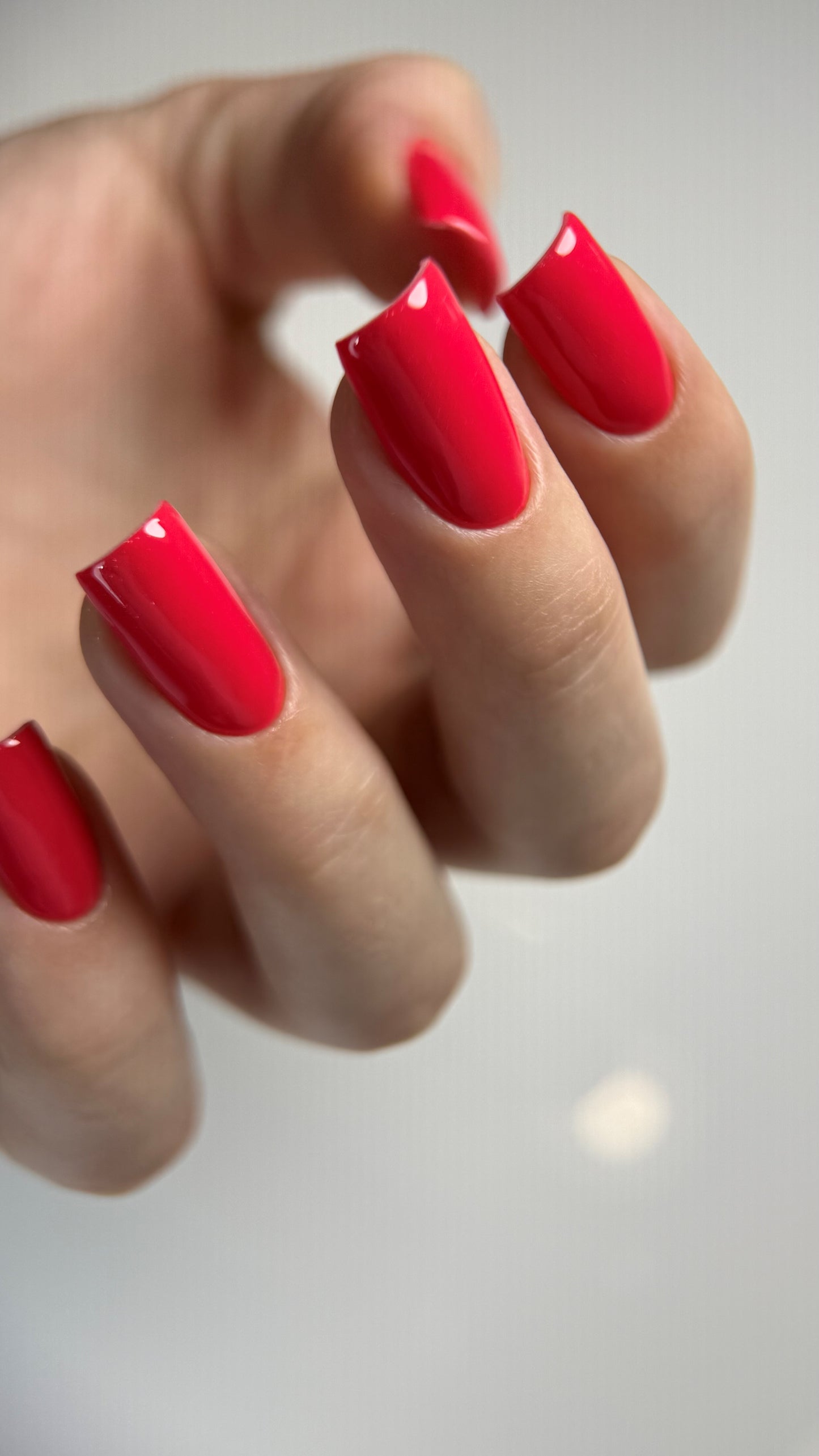 Gel Polish DA’23 Red flesh [chervona myakot], 8 ml – leuchtendes Himbeerrot, mittlere Konsistenz, glänzendes Finish, langanhaltende Deckkraft