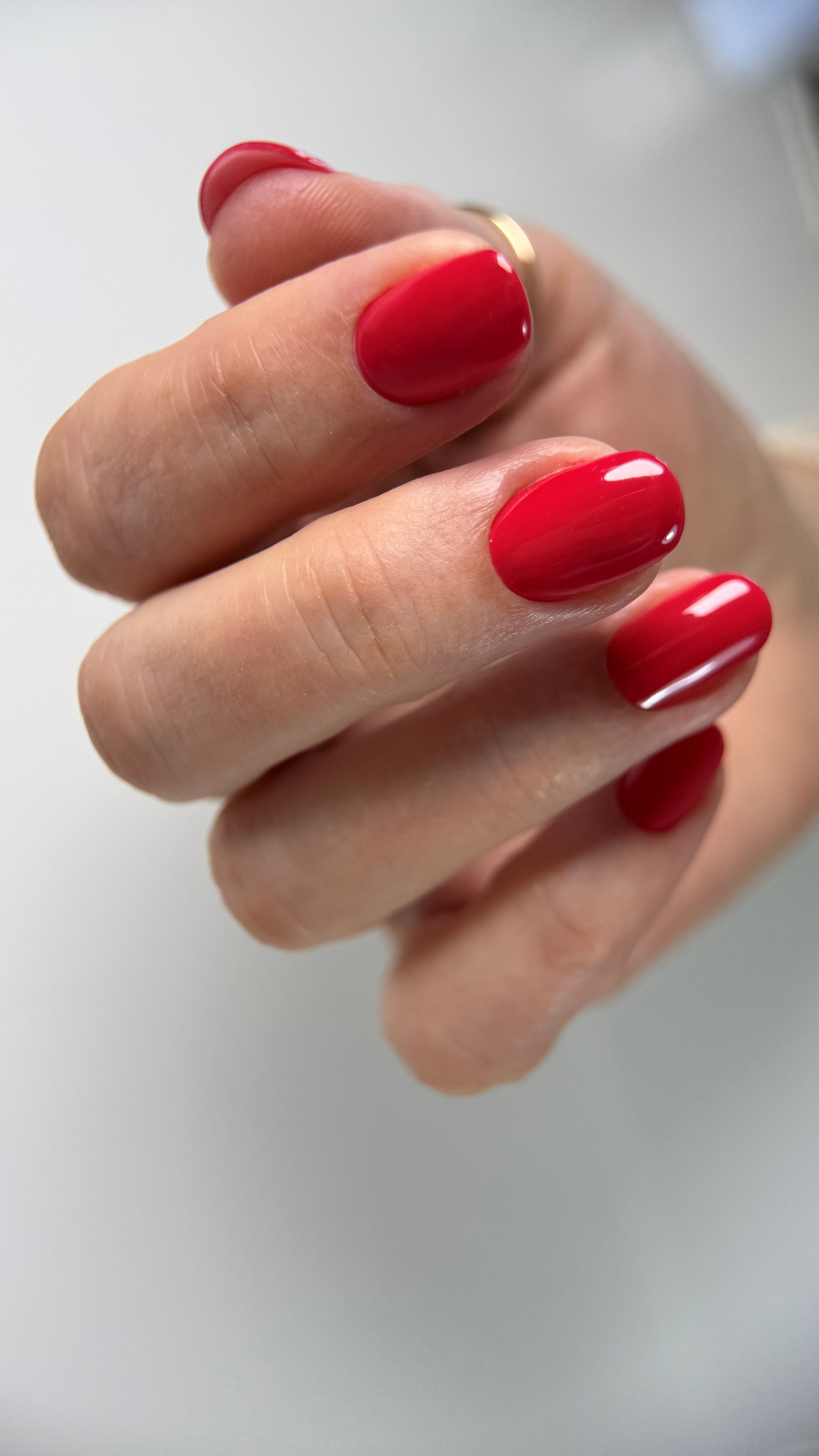 Gel Polish DA’23 Cherry crash [vyshnevyy krash], 8 ml – intensives dunkles Rot-Pink, mittlere Konsistenz, glänzendes Finish, langanhaltende Deckkraft