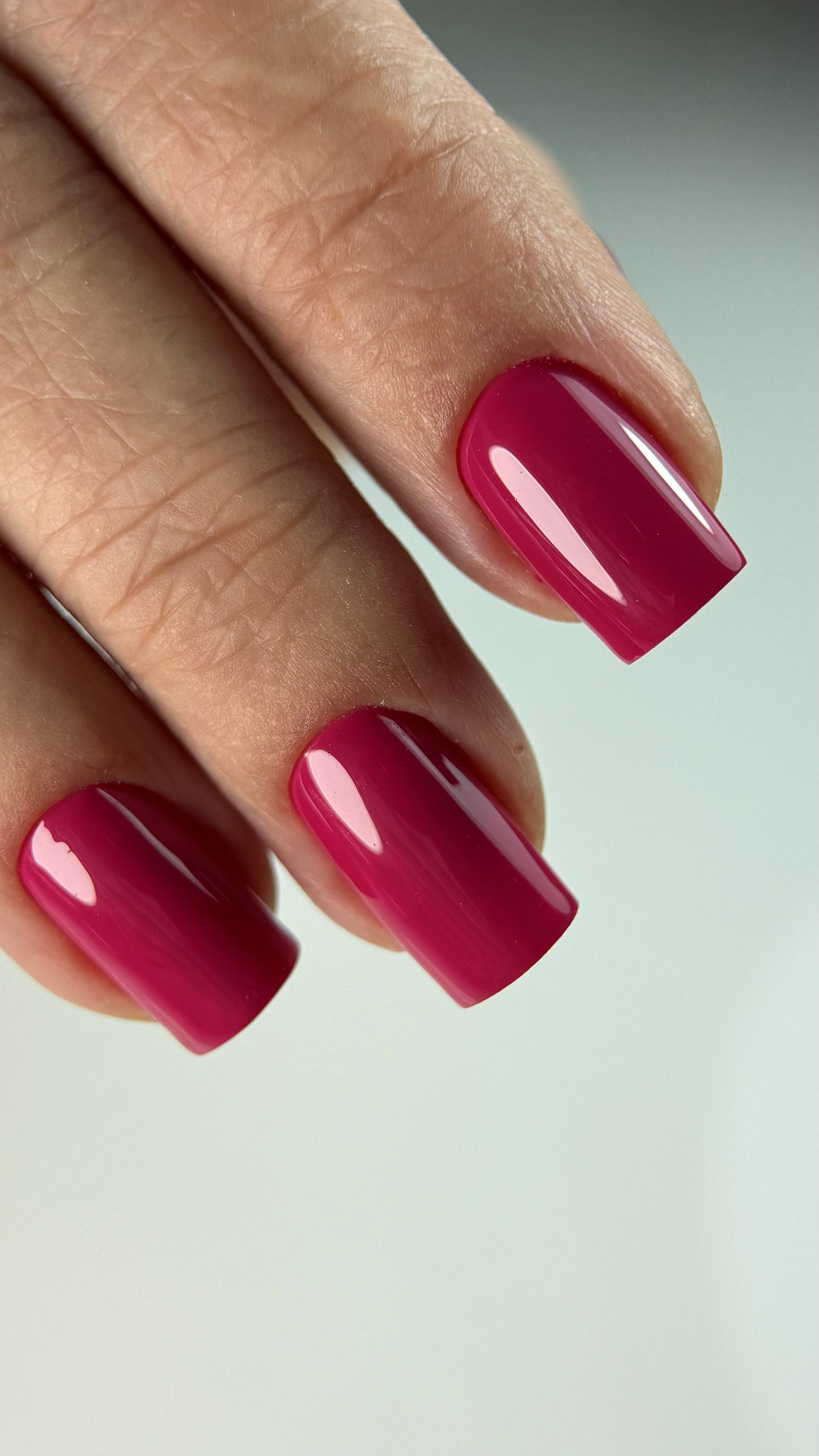 Gel Polish DA’23 Berry Touch [yahidnyy dotyk], 8 ml – tiefes Purpurrot, mittlere Konsistenz, glänzendes Finish, langanhaltende Deckkraft