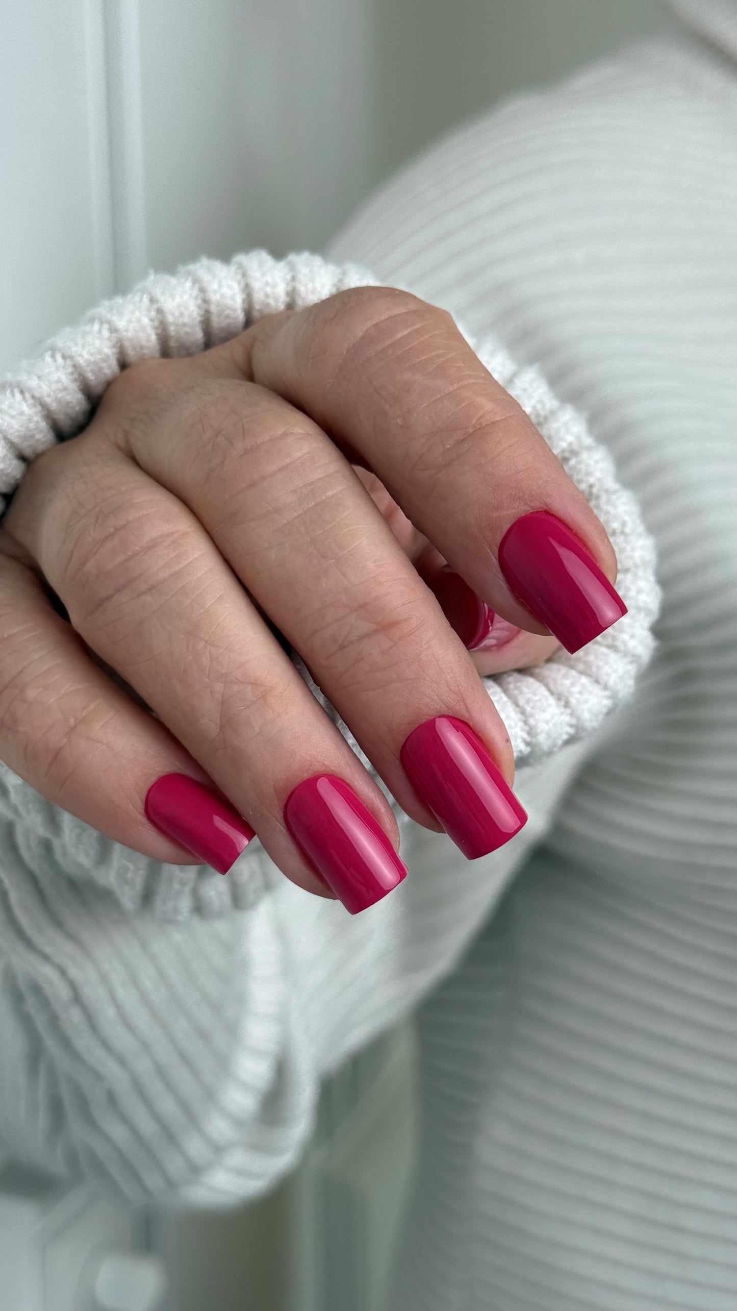 Gel Polish DA’23 Berry Touch [yahidnyy dotyk], 8 ml – tiefes Purpurrot, mittlere Konsistenz, glänzendes Finish, langanhaltende Deckkraft
