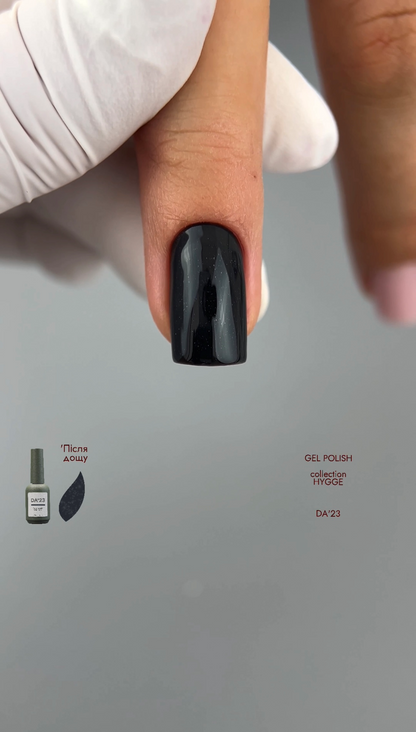Gel Polish DA’23 Pislya doshchu [after the rain], 8 ml – dunkles Grau mit feinem Schimmer, mittlere Konsistenz, glänzendes Finish, langanhaltende Deckkraft