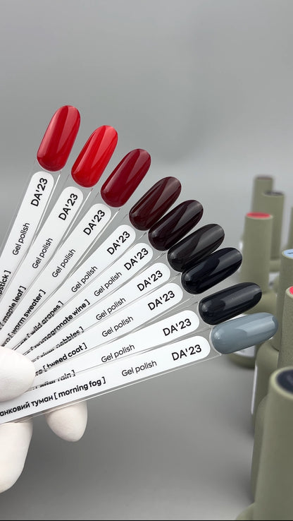 Gel Polish DA’23 Tepliy svetr [warm sweater], 8 ml – intensives Dunkelrot, mittlere Konsistenz, glänzendes Finish, langanhaltende Deckkraft