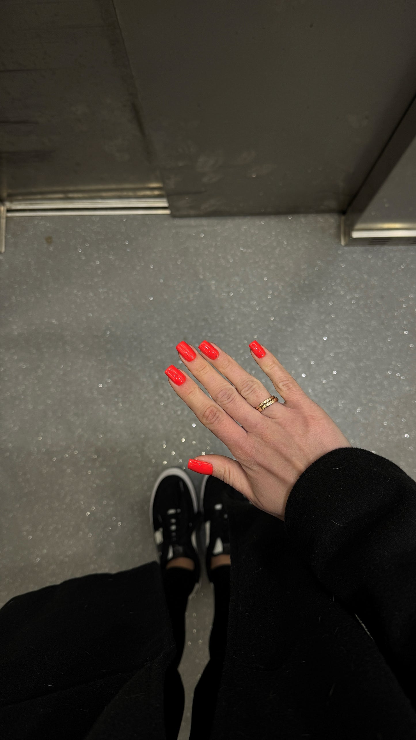 Gel Polish DA’23 Provocative neon [provokatsiynyy neon], 8 ml – feuriges Neonrot, mittlere Konsistenz, glänzendes Finish, langanhaltende Deckkraft