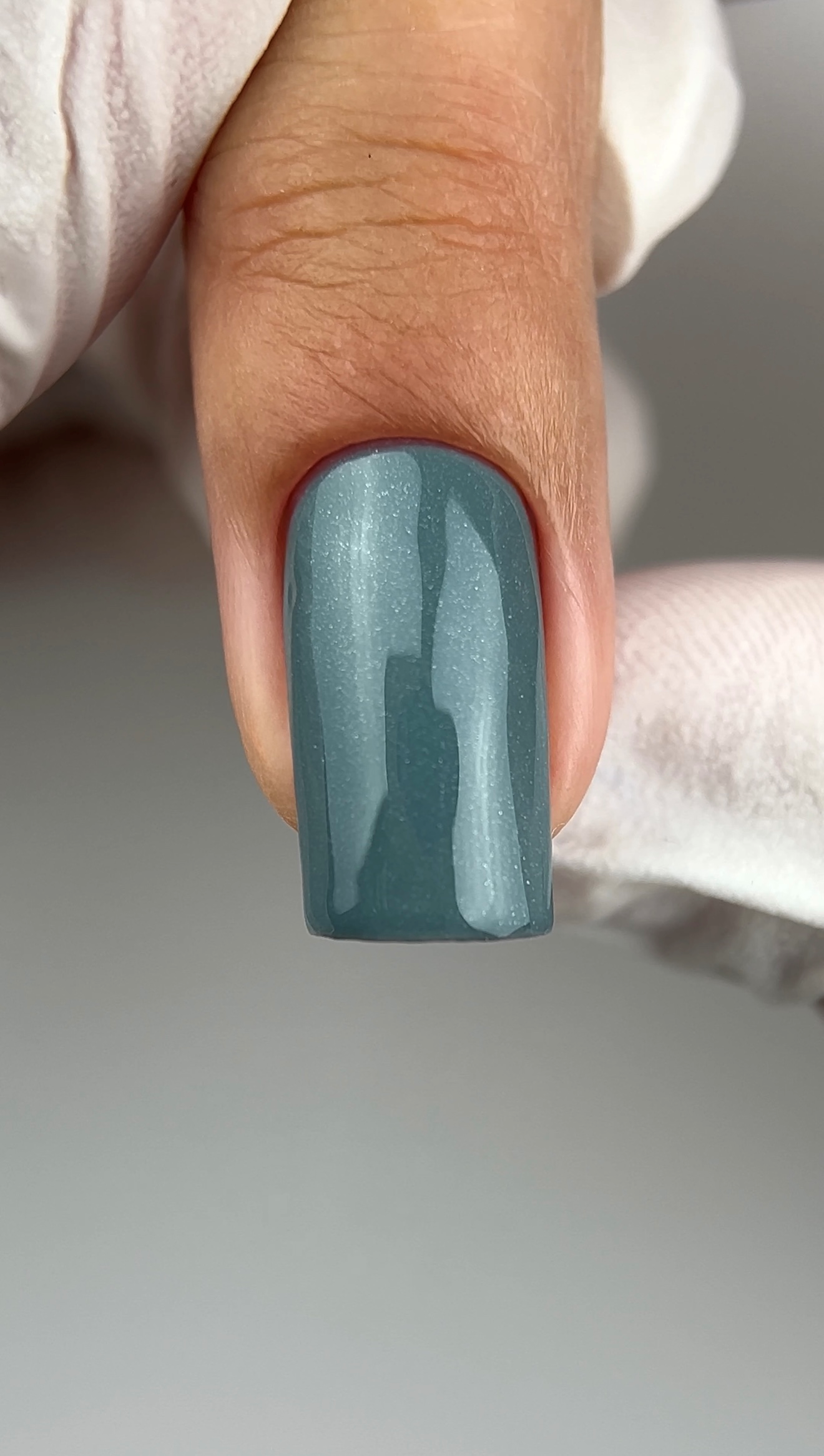 Gel Polish DA’23 ’Say yes [skazhy tak], 8 ml – graugrüner Gel-Lack mit leichtem Schimmer, glänzendem Finish, langanhaltende Deckkraft