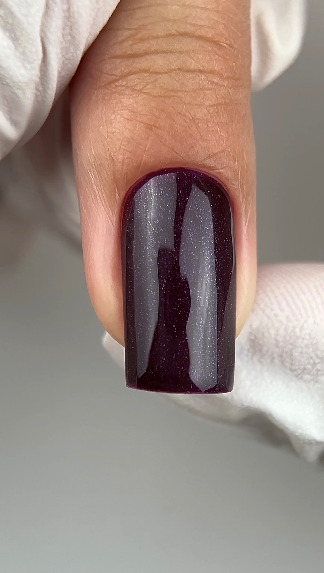 Gel Polish DA’23 ’Wine talk [vynna rozmova], 8 ml – pflaumenroter Gel-Lack mit feinem Schimmer, glänzendem Finish, langanhaltende Deckkraft