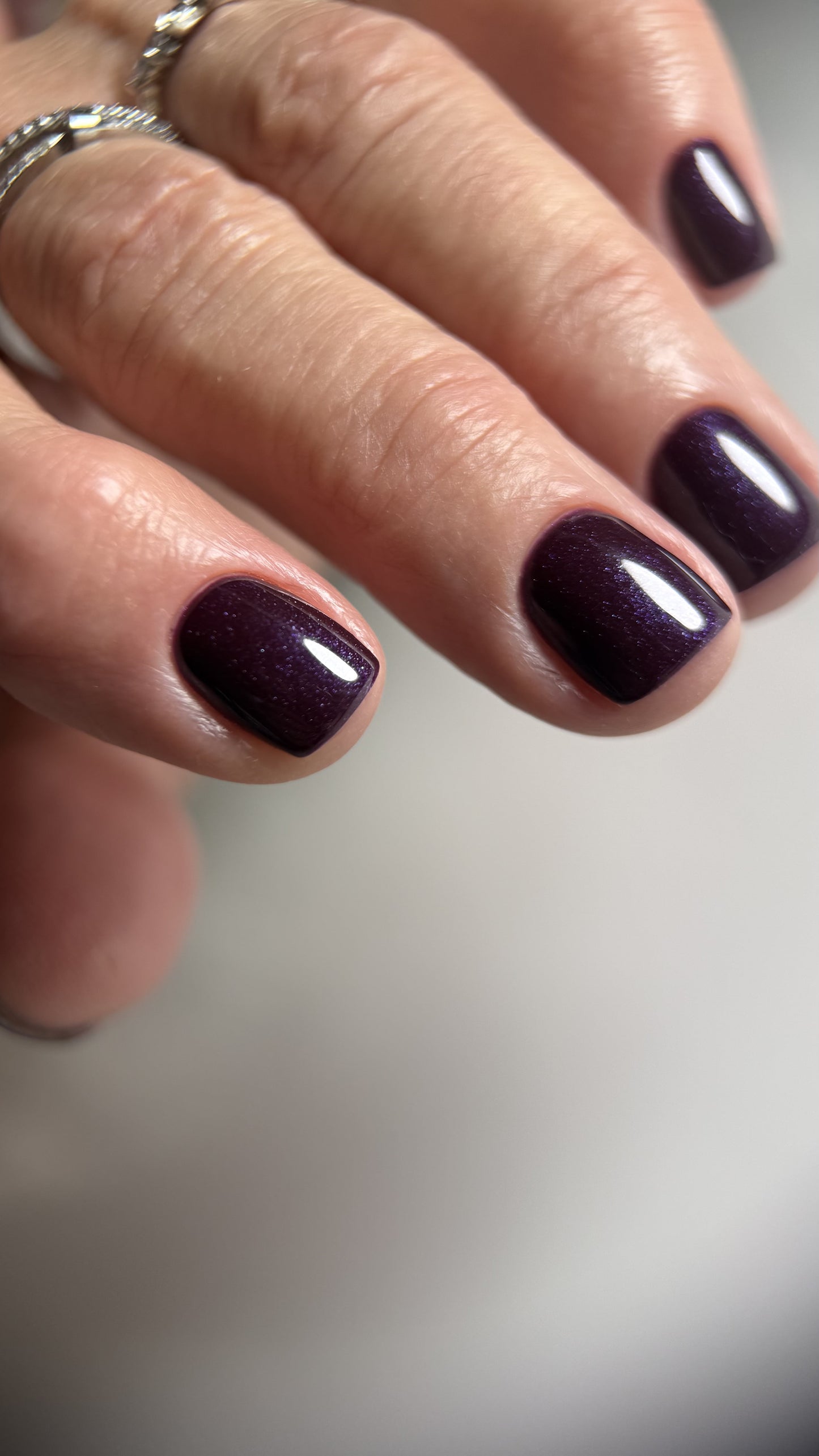 Gel Polish DA’23 ’Wine talk [vynna rozmova], 8 ml – pflaumenroter Gel-Lack mit feinem Schimmer, glänzendem Finish, langanhaltende Deckkraft