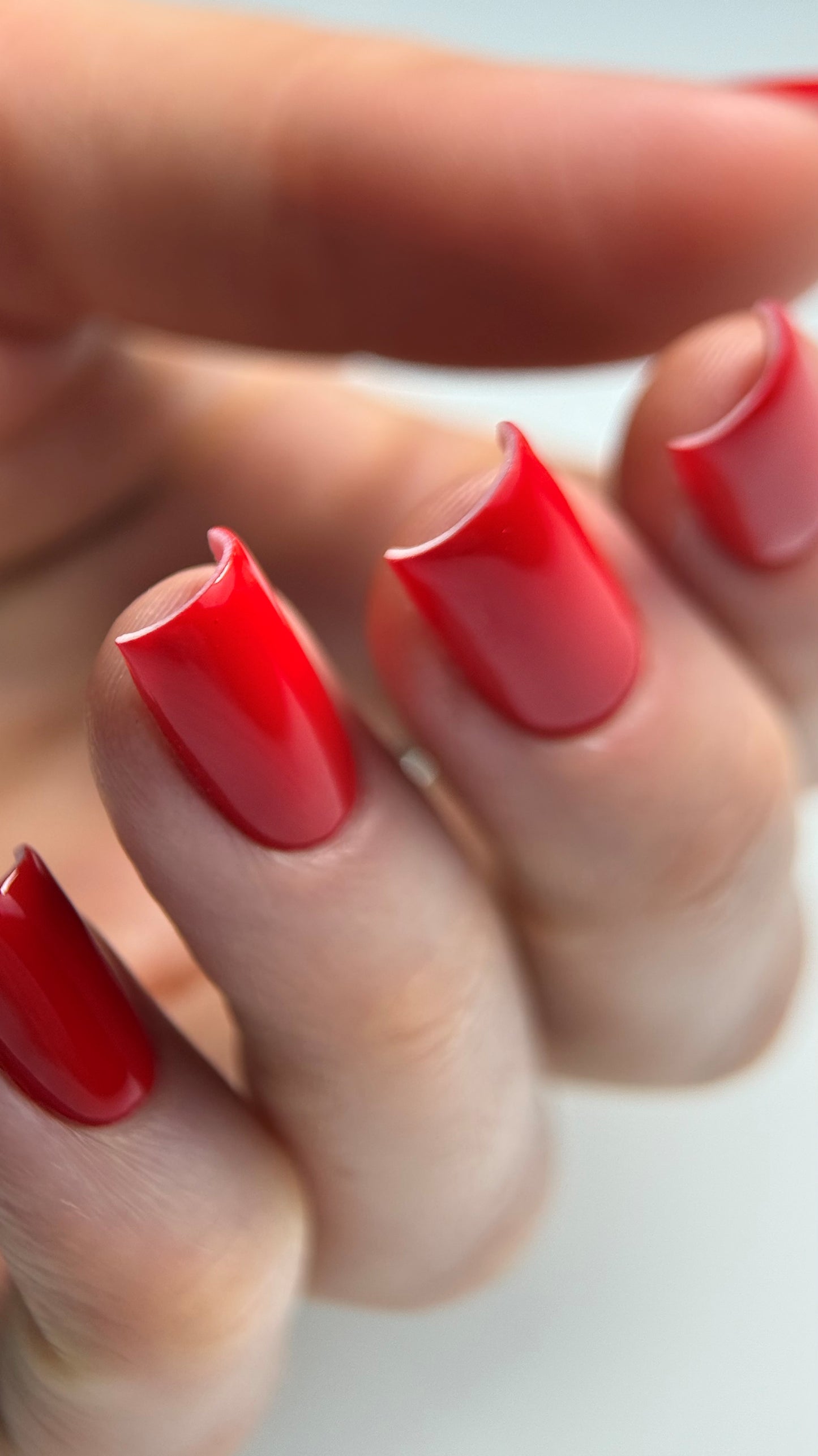 Gel Polish DA’23 Desire bloom [rozkvit bazhannya], 8 ml – leuchtendes, feuriges Rot, mittlere Konsistenz, glänzendes Finish, langanhaltende Deckkraft