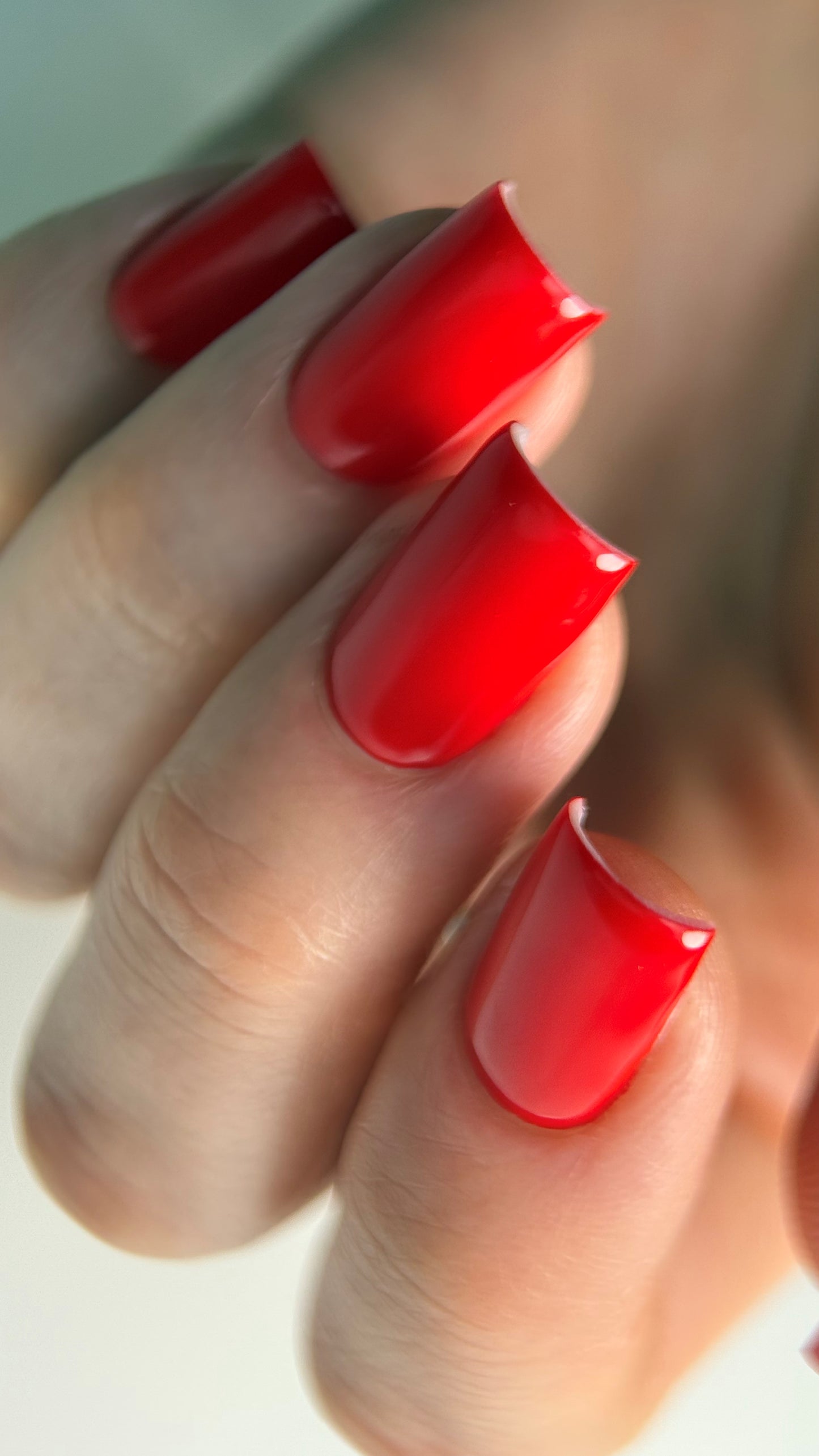 Gel Polish DA’23 Desire bloom [rozkvit bazhannya], 8 ml – leuchtendes, feuriges Rot, mittlere Konsistenz, glänzendes Finish, langanhaltende Deckkraft