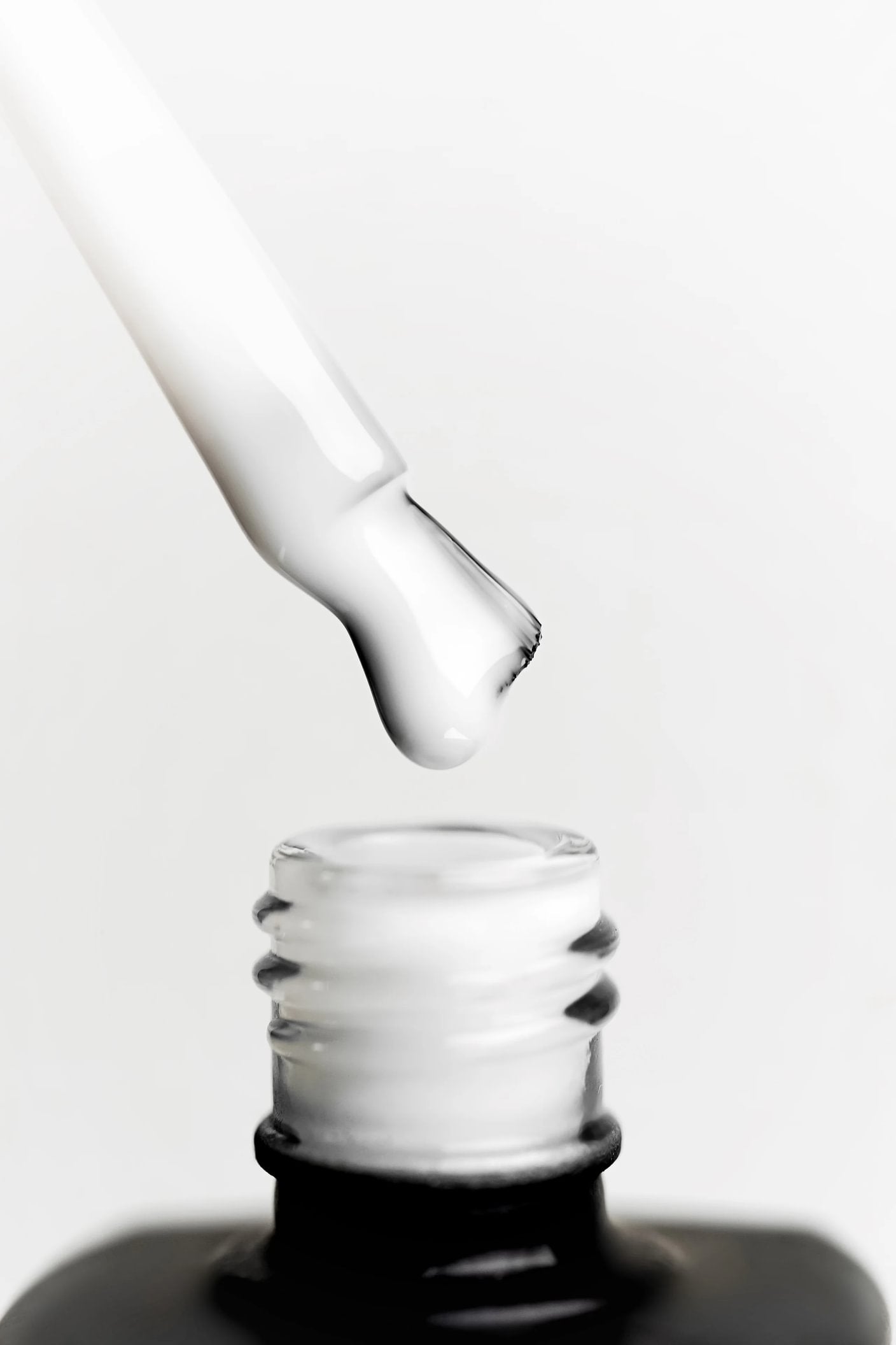 Kinetics SHIELD Fiber Base Milky White #906 15ml – Fiberglas-Basis, milchig, deckend und stabilisierend für Nägel