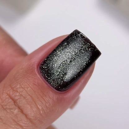 NAILSOFTHEDAY Gel Polish Cat Eye 09 – Черный гель-лак «Кошачий глаз» с мелкой поталью и легким светоотражающим эффектом, глубокий цвет, 6 мл