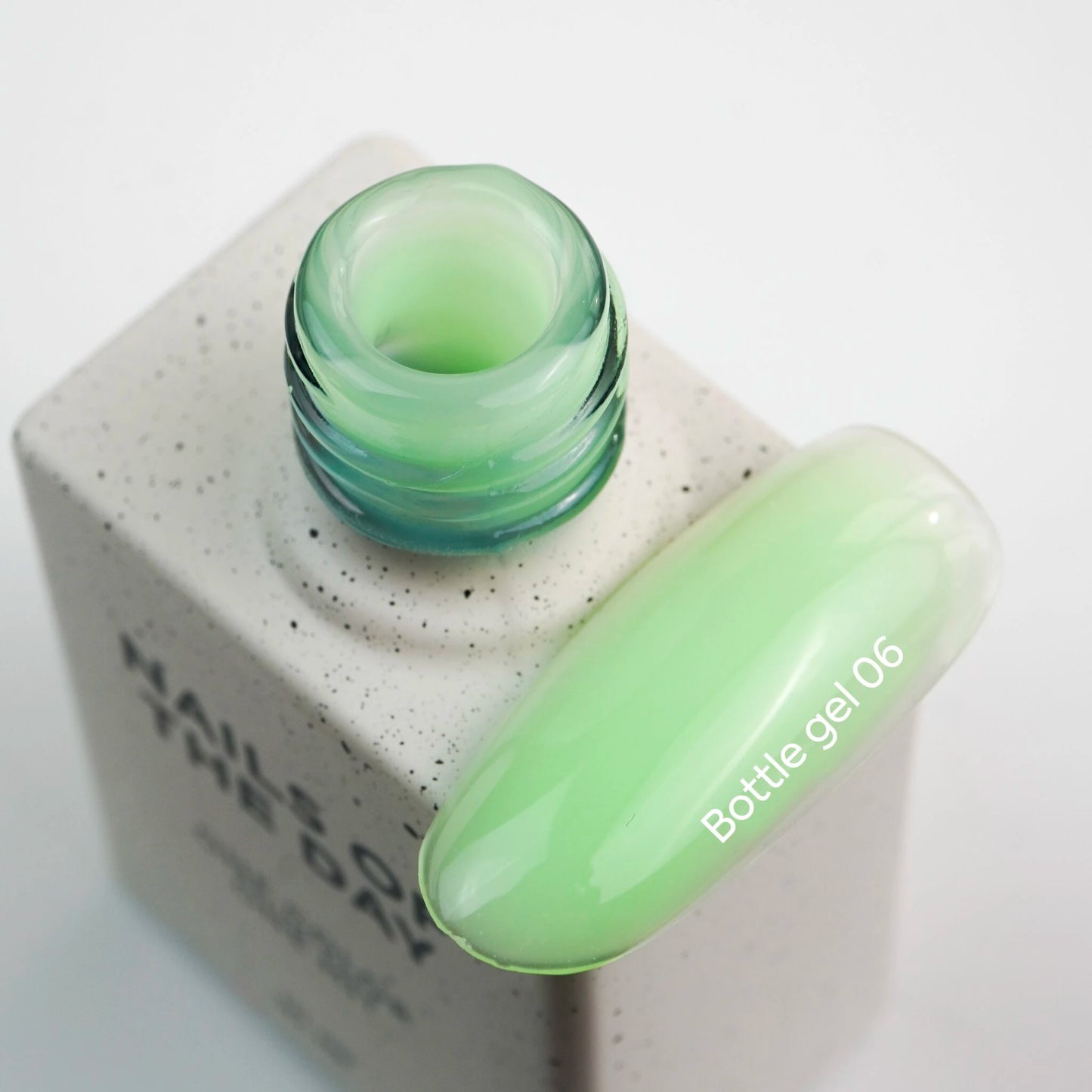 NAILSOFTHEDAY Bottle gel 06 – ultrastarker selbstnivellierender limettengrüner Gel für Nagelverstärkung, 10 ml