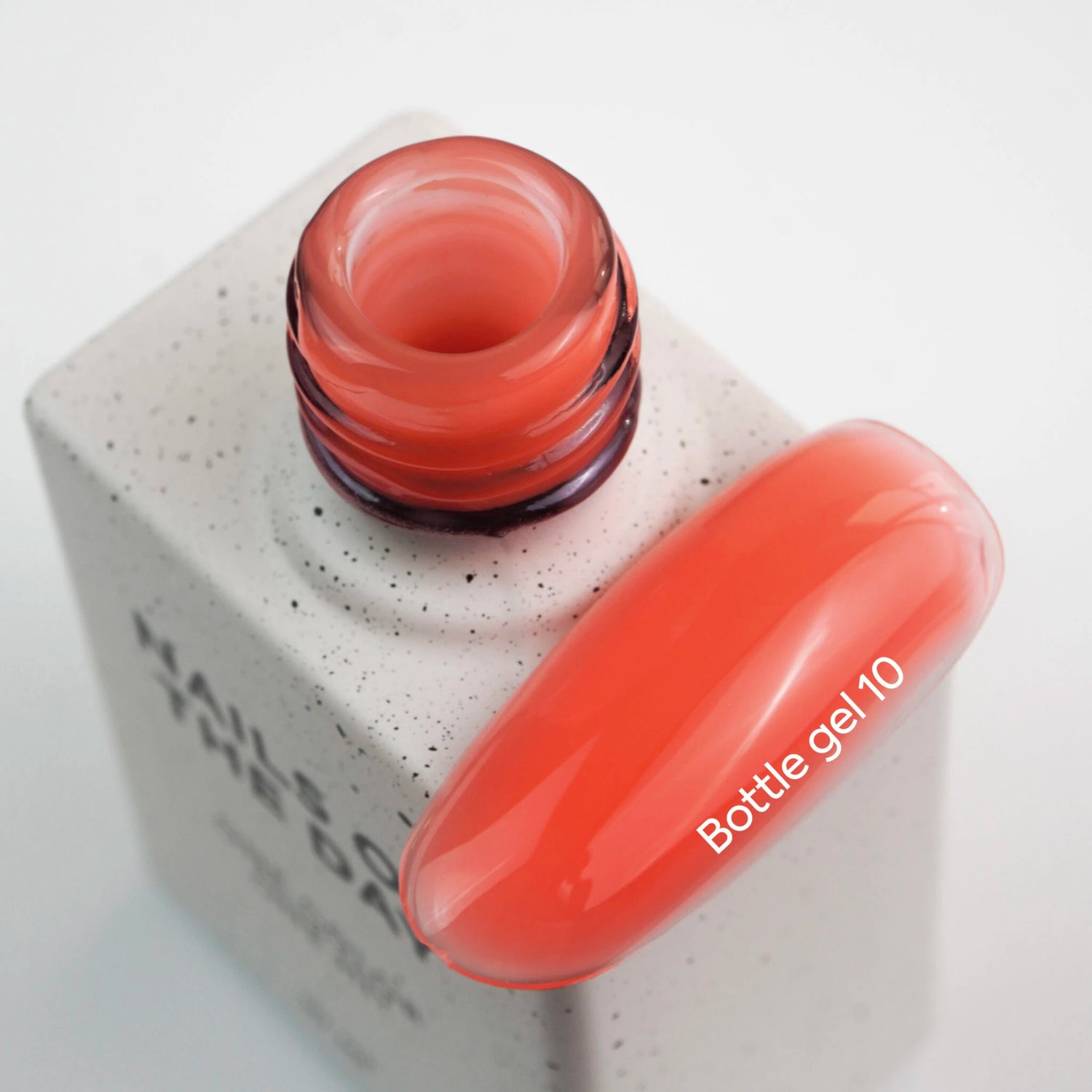 NAILSOFTHEDAY Bottle gel 10 – ultrastarker selbstnivellierender korallrot­er Gel für Nagelverstärkung, 10 ml
