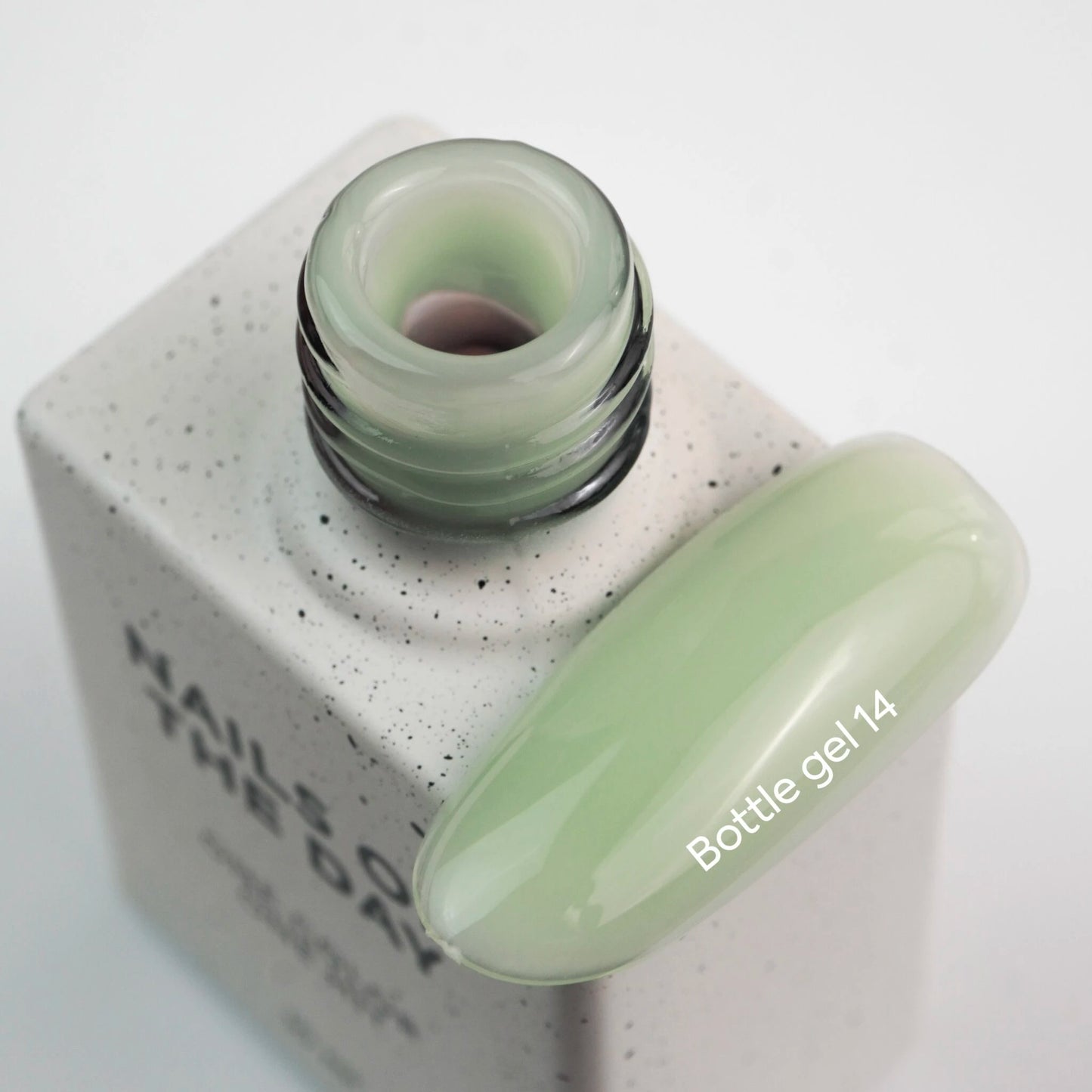 NAILSOFTHEDAY Bottle gel 14 – ultrastarker selbstnivellierender olivgrüner Gel für Nagelverstärkung, 10 ml