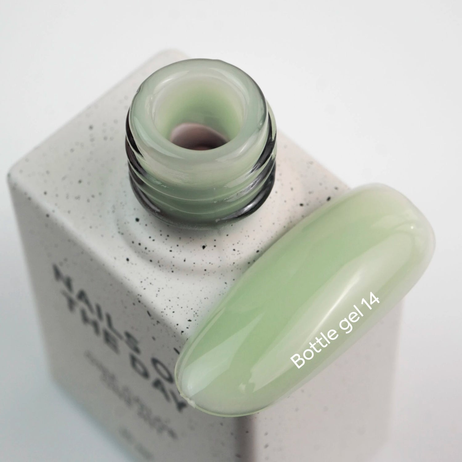NAILSOFTHEDAY Bottle gel 14 – ultrastarker selbstnivellierender olivgrüner Gel für Nagelverstärkung, 10 ml