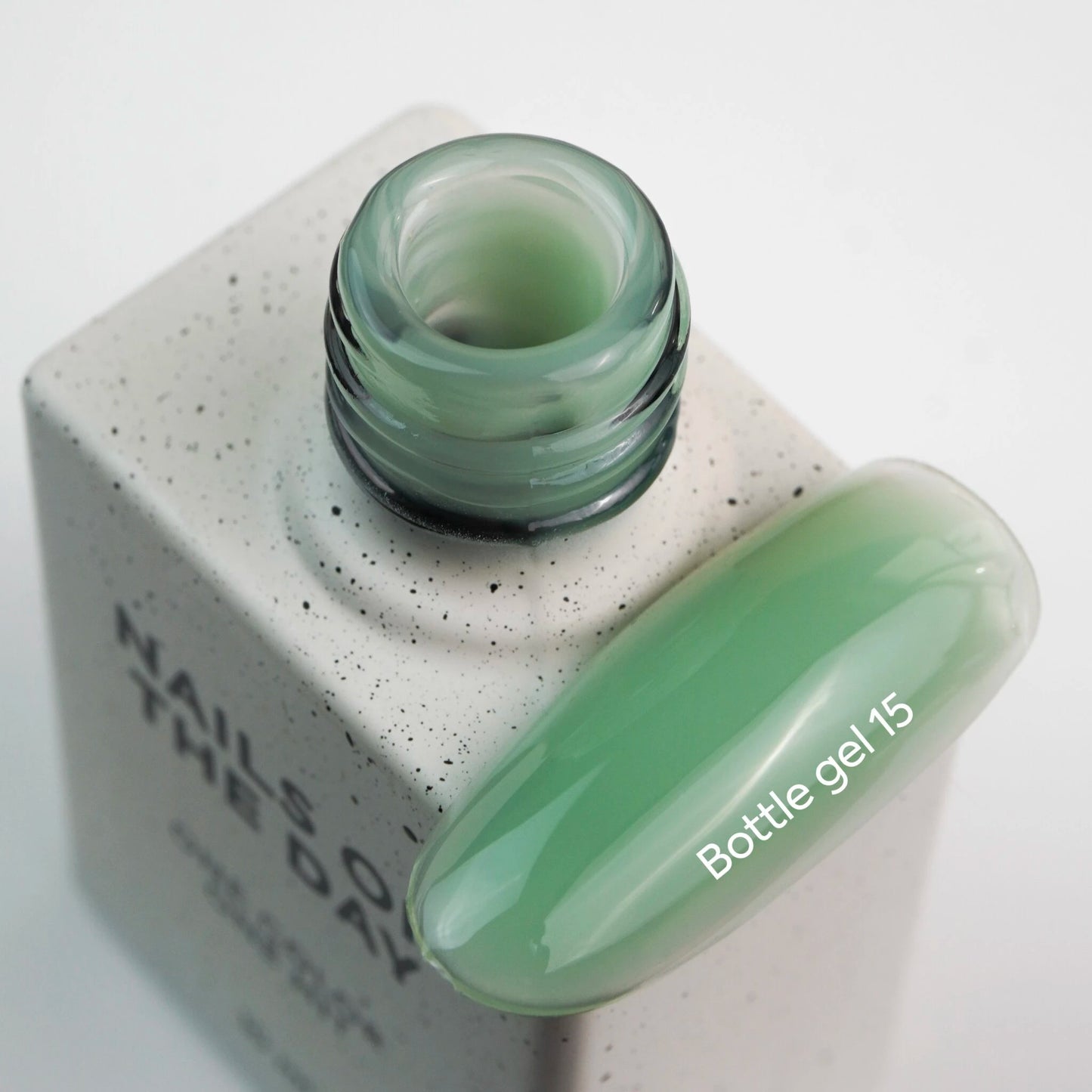 NAILSOFTHEDAY Bottle gel 15 – ultrastarker selbstnivellierender grüner Gel für Nagelverstärkung, 10 ml