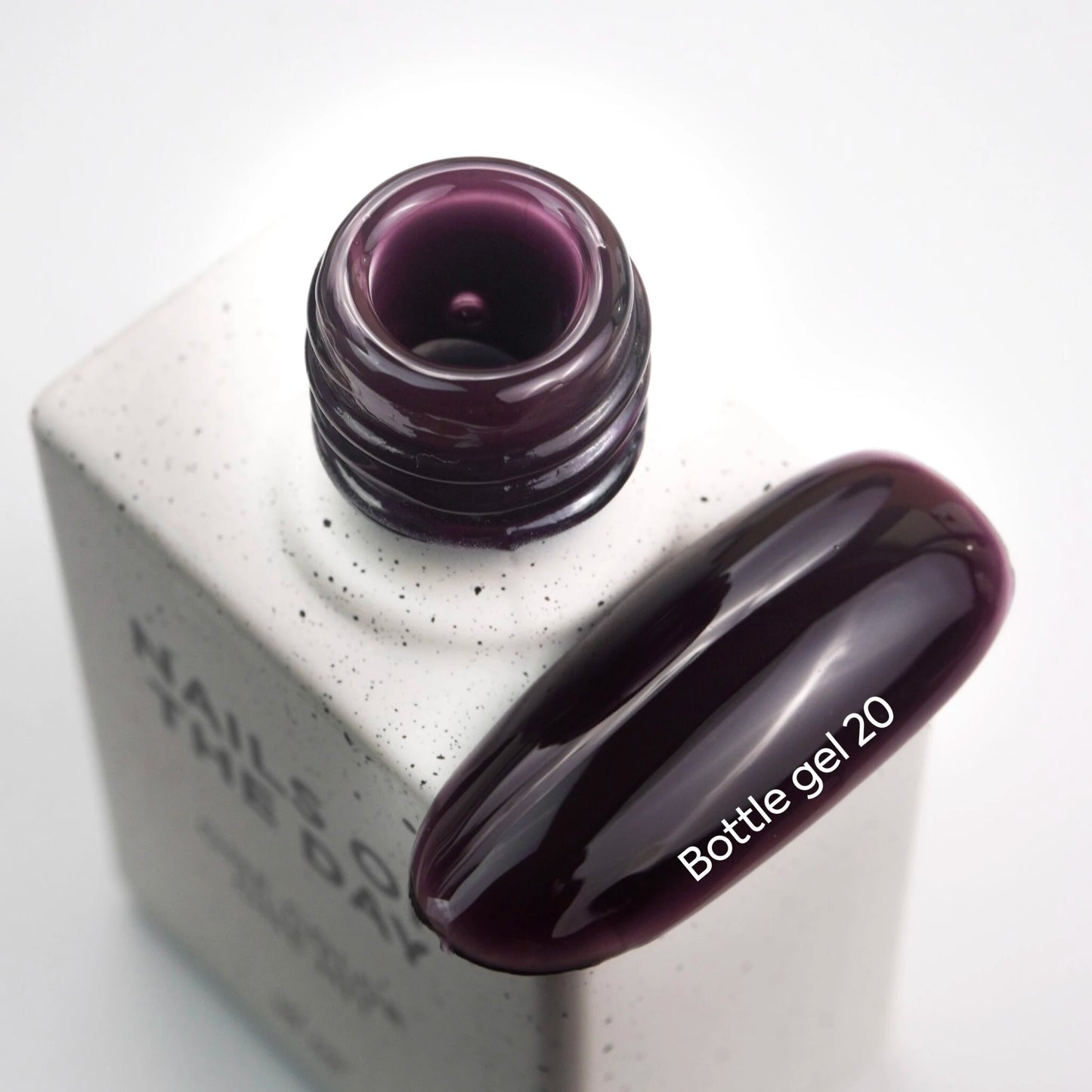 NAILSOFTHEDAY Bottle gel 20 – ultrastarker selbstnivellierender braun-violetter Gel für Nagelverstärkung, 10 ml