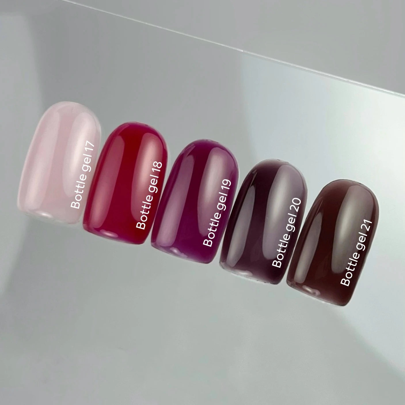 NAILSOFTHEDAY Bottle gel 18 – ultrastarker selbstnivellierender weinrot­er Gel für Nagelverstärkung, 10 ml