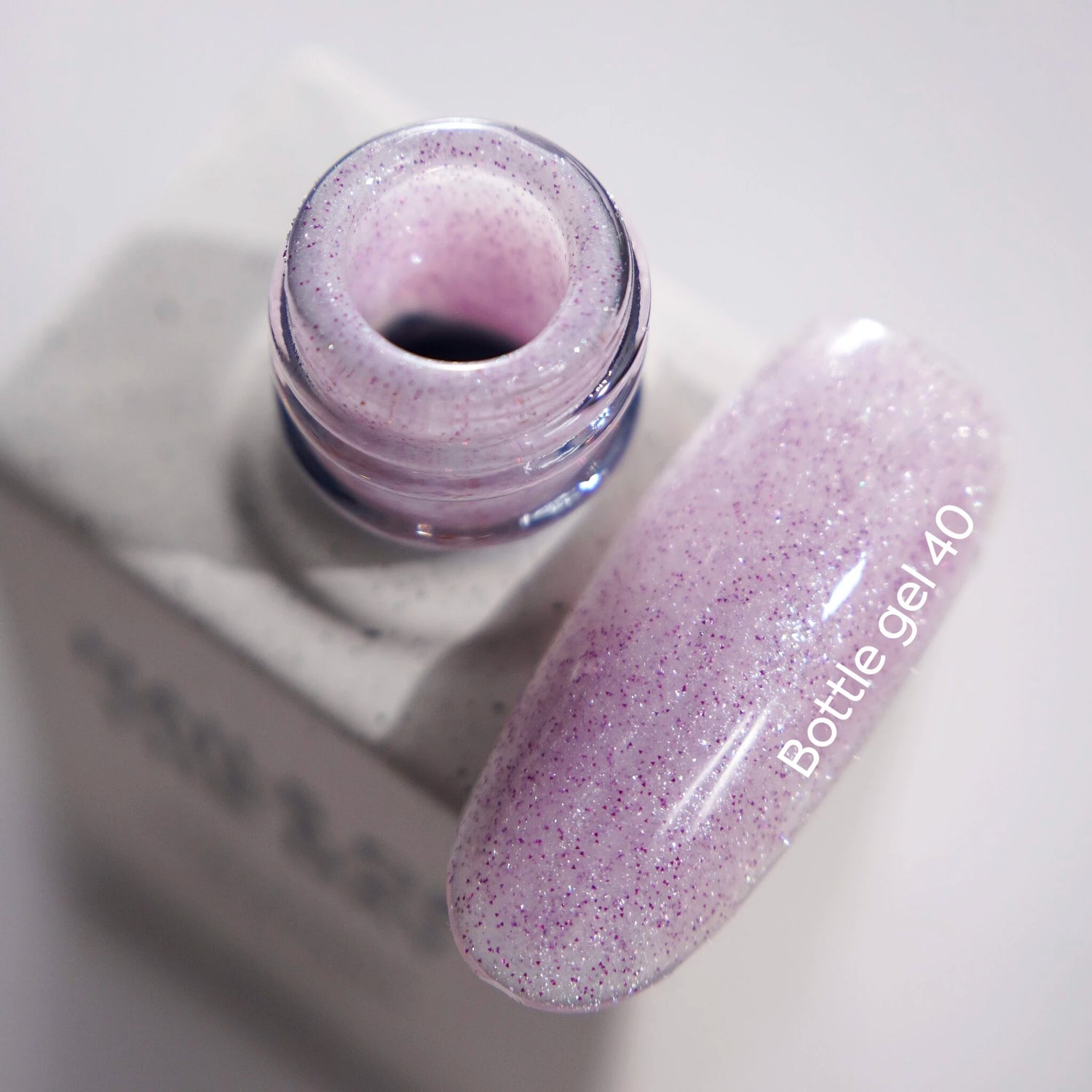 NAILSOFTHEDAY Bottle gel 40 – ultrastarker selbstnivellierender lila-reflektierender Gel für Nagelverstärkung, 10 ml