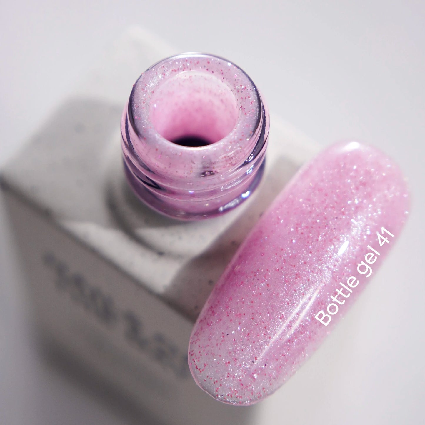 NAILSOFTHEDAY Bottle gel 41 – ultrastarker selbstnivellierender rosa-reflektierender Gel für Nagelverstärkung, 10 ml