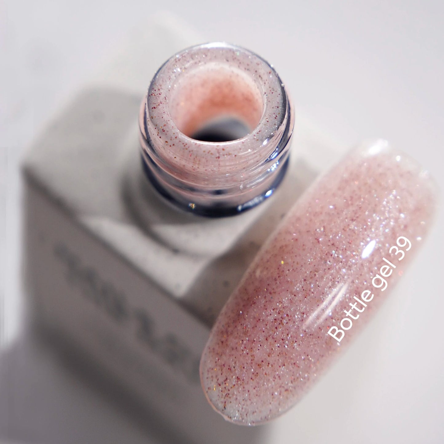 NAILSOFTHEDAY Bottle gel 39 – ultrastarker selbstnivellierender nude-reflektierender Gel für Nagelverstärkung, 10 ml