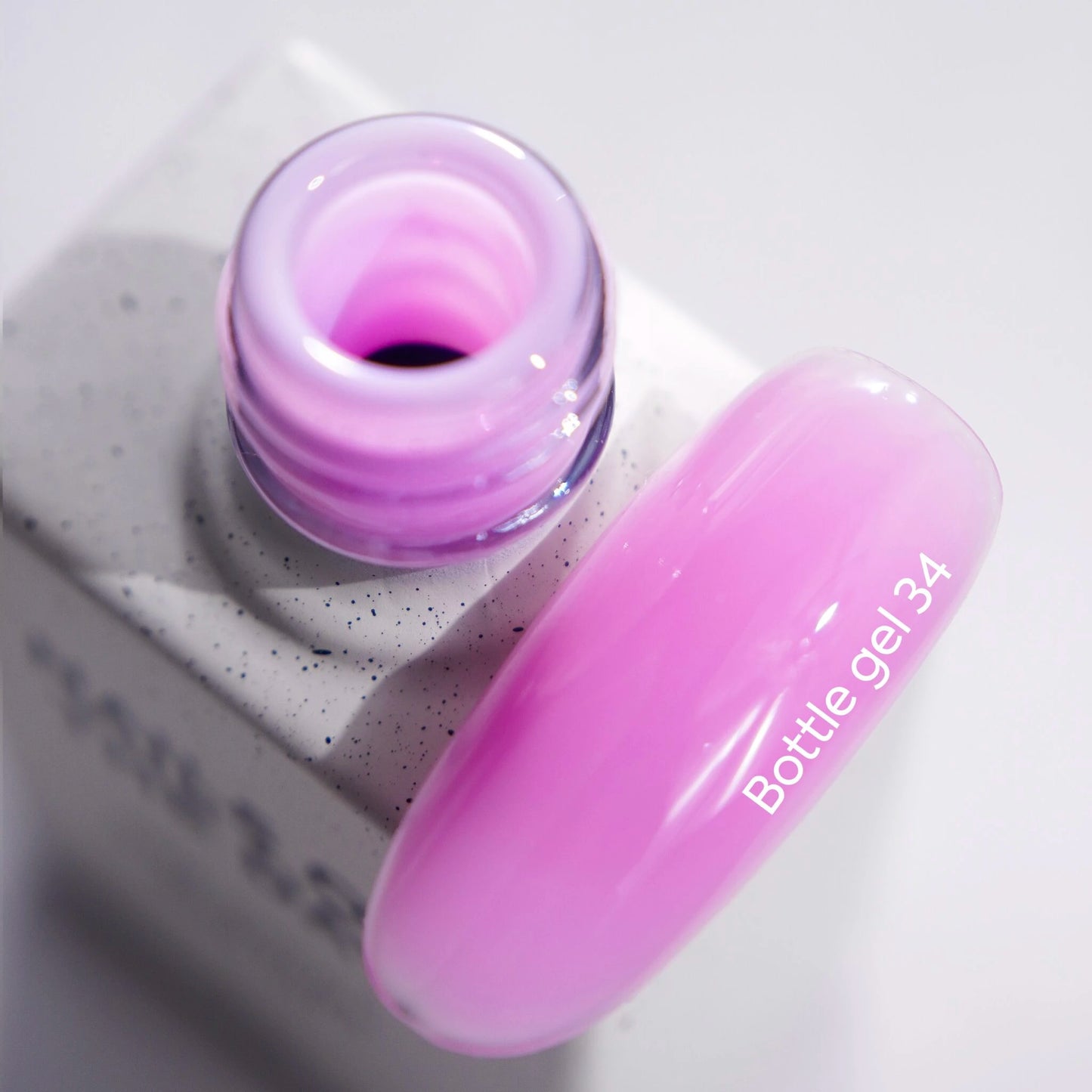 NAILSOFTHEDAY Bottle gel 34 – ultrastarker selbstnivellierender zartrosa Gel für Nagelverstärkung, 10 ml