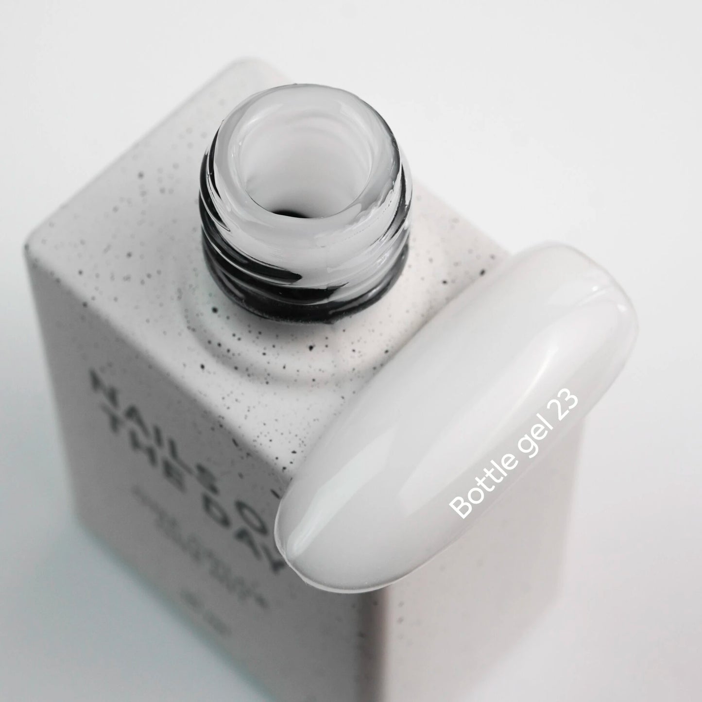 NAILSOFTHEDAY Bottle gel 23 – ultrastarker selbstnivellierender milchfarbener Gel für Nagelverstärkung, 10 ml
