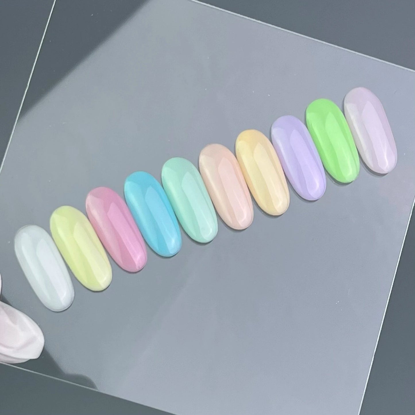 NAILSOFTHEDAY Cover Base 17 – Zartgelber Base Coat für Nägel, 10 ml