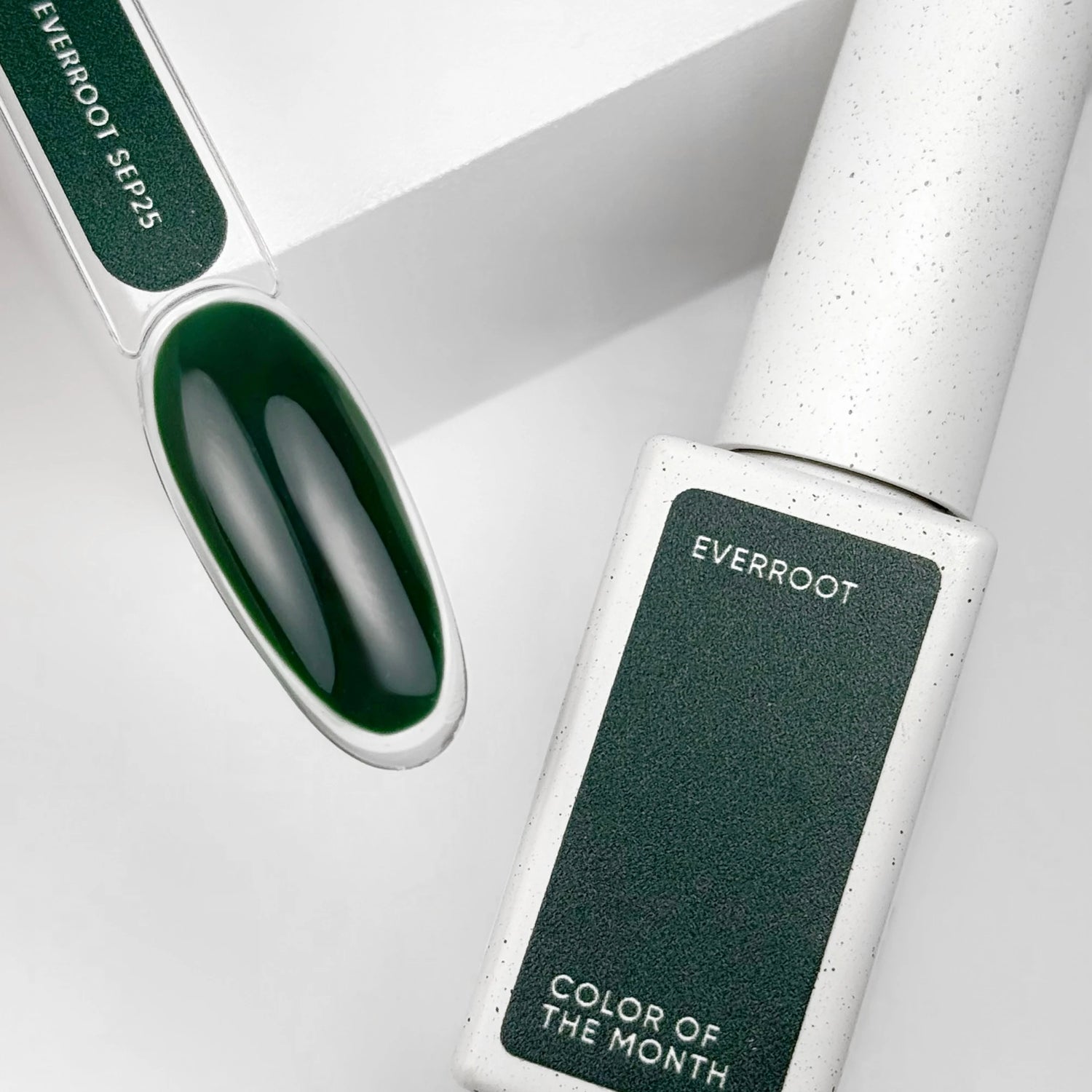 NAILSOFTHEDAY Color of the Month September 2025 – Everroot, tiefgrüner Nagellack, 10 ml