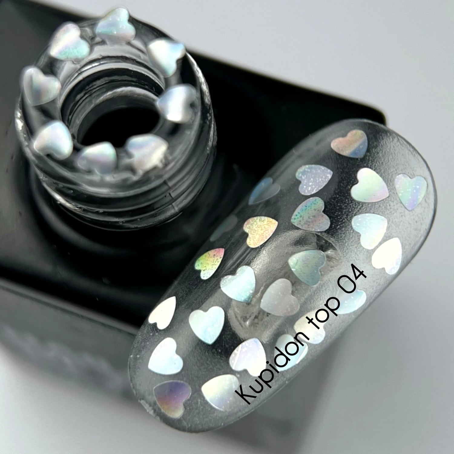 NAILSOFTHEDAY Kupidon Top 04 – zartes Finish mit holografischen Herzchen, ohne Dispersionsschicht, 10ml