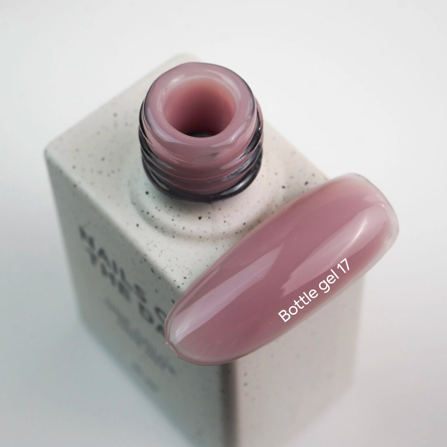 NAILSOFTHEDAY Bottle gel 17 – ultrastarker selbstnivellierender zartrosa Gel für Nagelverstärkung, 10 ml